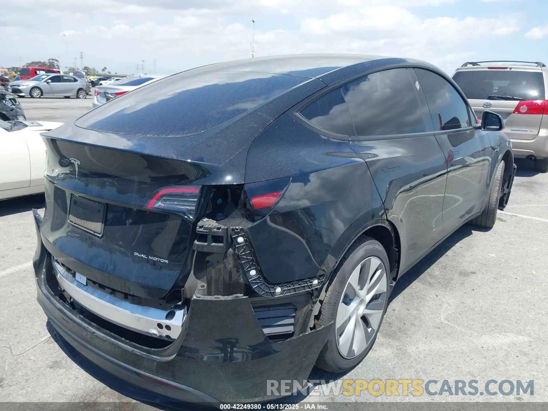 4 fotografías del automóvil dañado 7SAYGDEE5RA220193 TESLA MODEL Y 2024