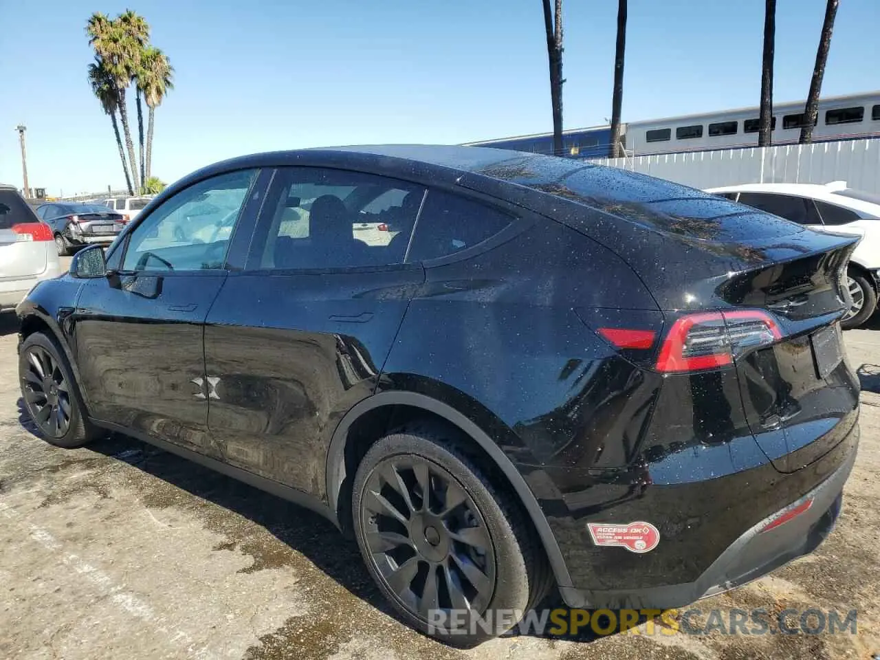 2 fotografías del automóvil dañado 7SAYGDEE6RA215519 TESLA MODEL Y 2024