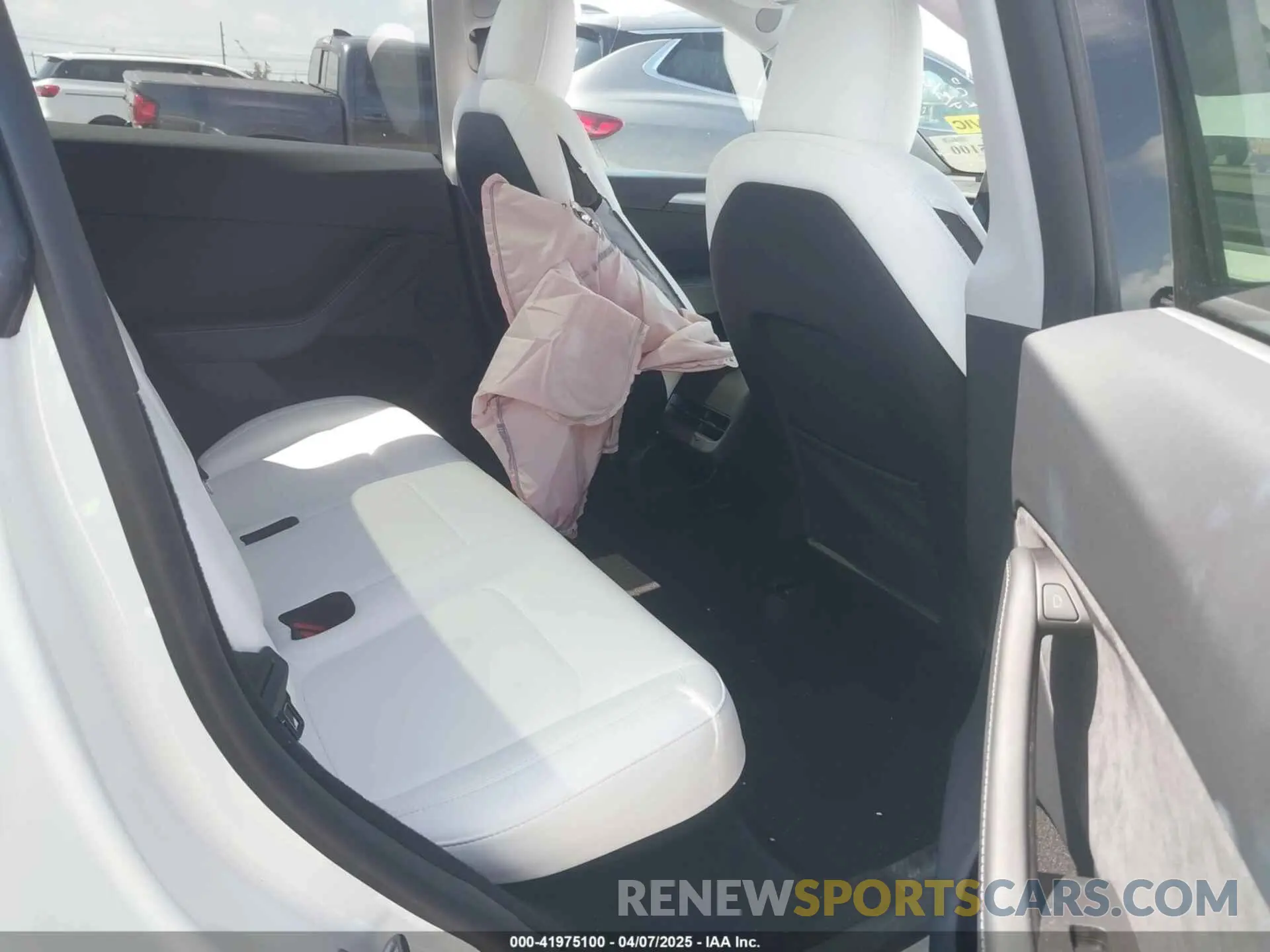 8 fotografías del automóvil dañado 7SAYGDEE6RA292939 TESLA MODEL Y 2024
