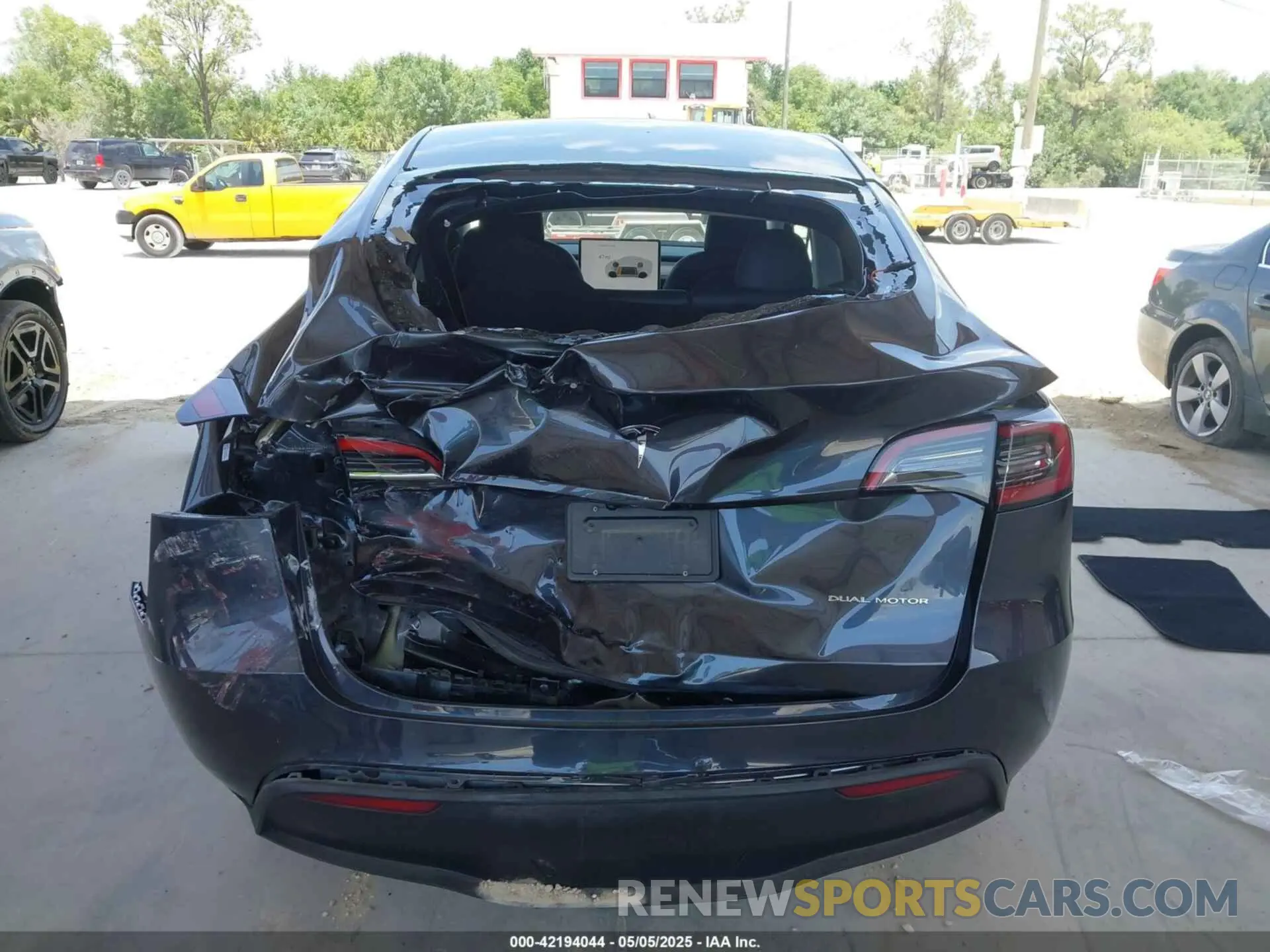 16 fotografías del automóvil dañado 7SAYGDEE7RA229591 TESLA MODEL Y 2024