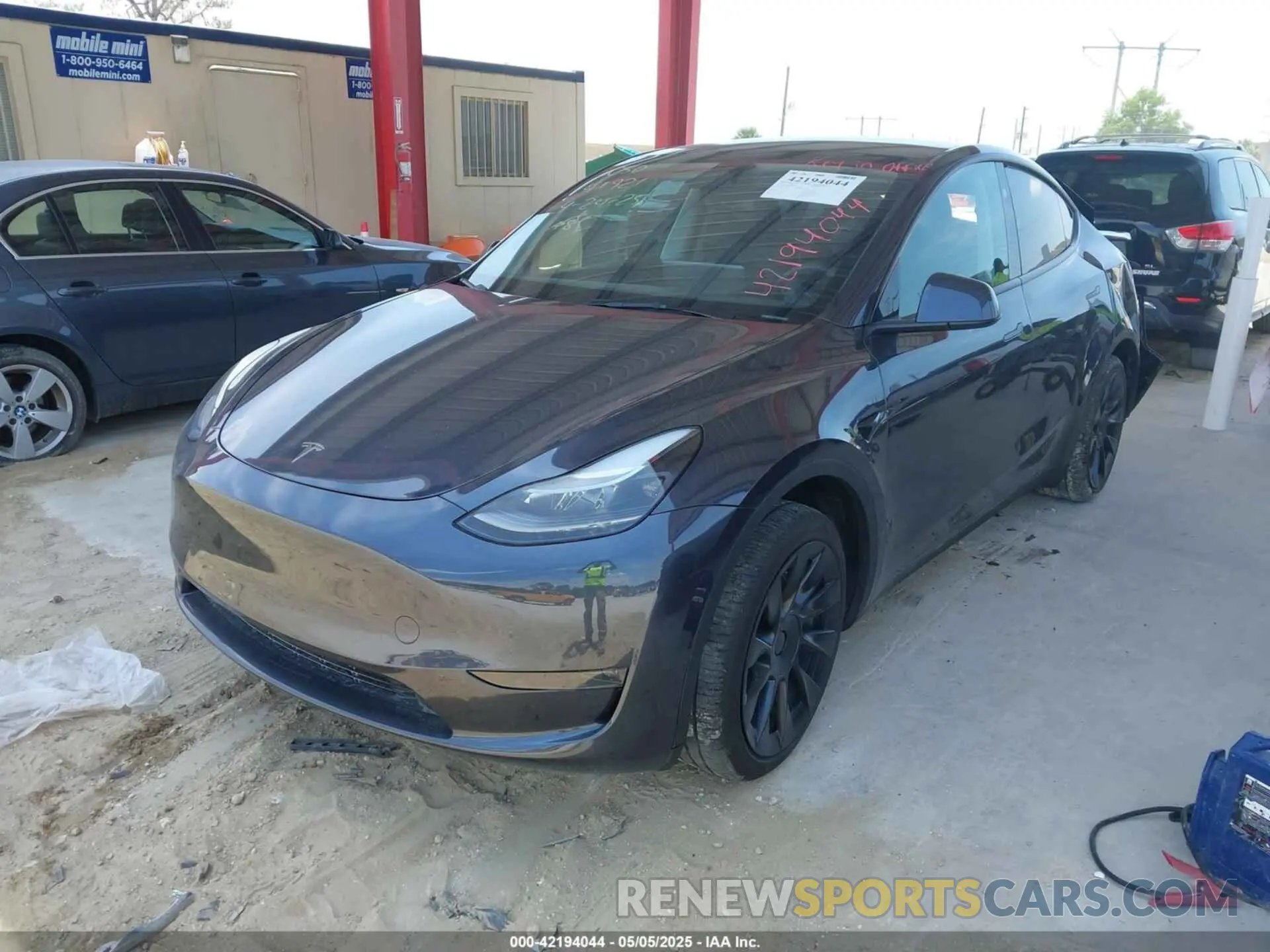 2 fotografías del automóvil dañado 7SAYGDEE7RA229591 TESLA MODEL Y 2024