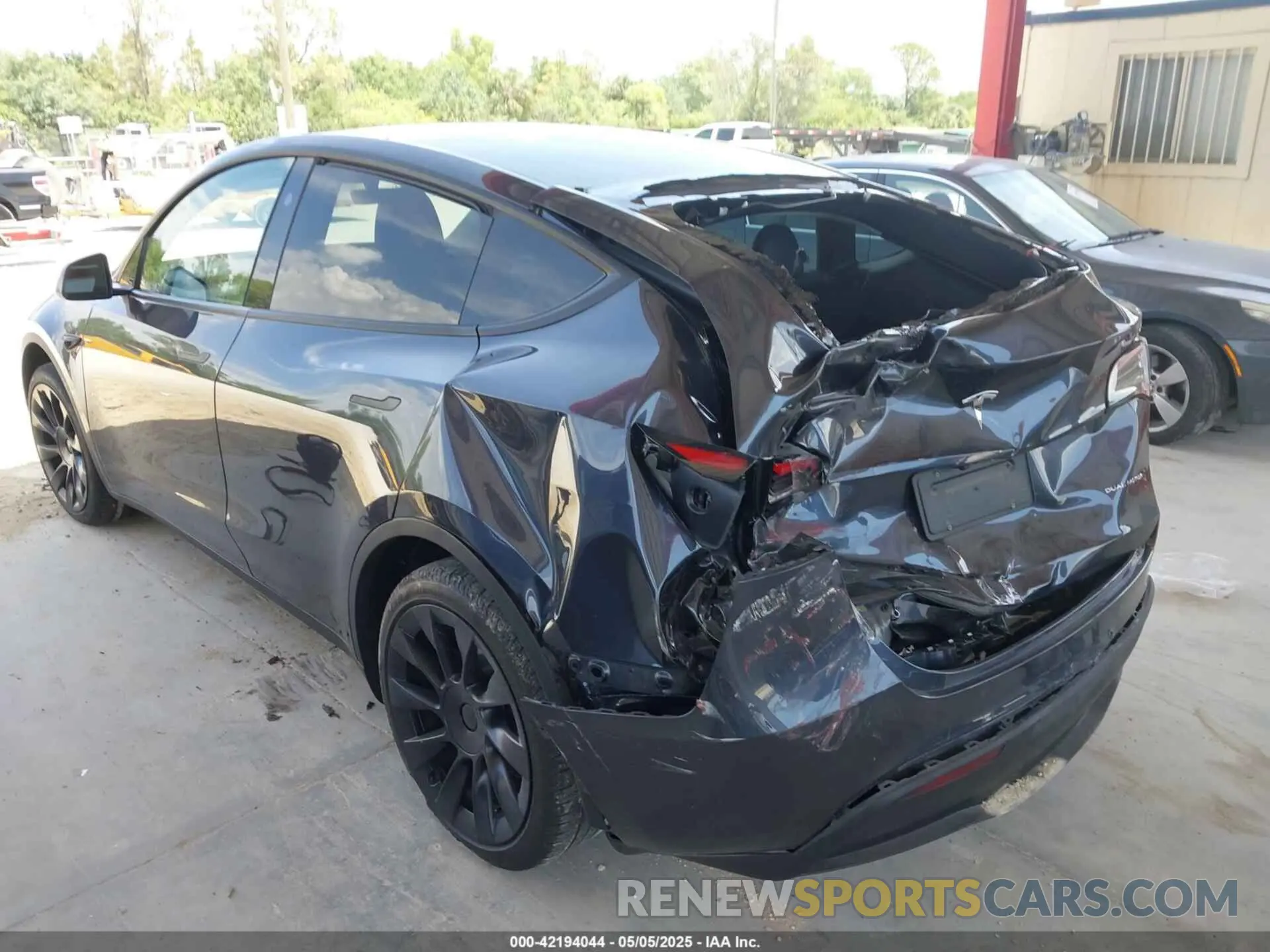 3 fotografías del automóvil dañado 7SAYGDEE7RA229591 TESLA MODEL Y 2024