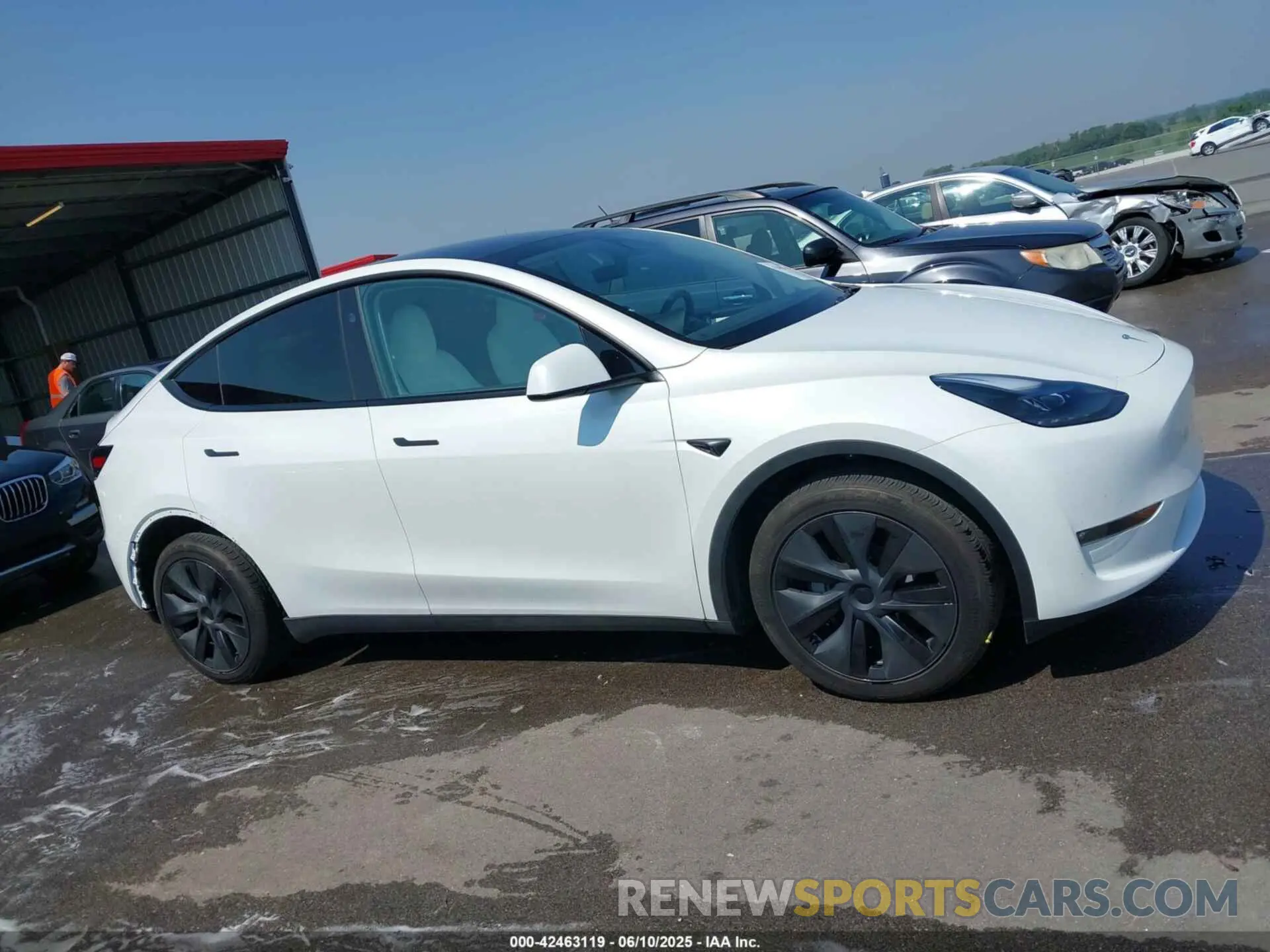 14 fotografías del automóvil dañado 7SAYGDEE7RF202104 TESLA MODEL Y 2024
