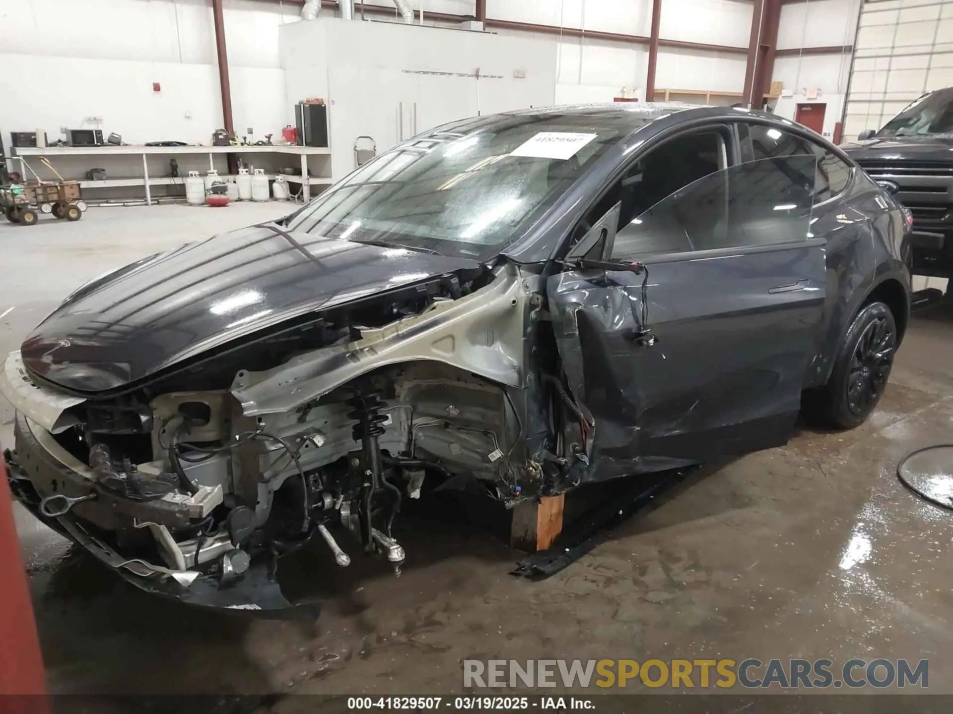 2 fotografías del automóvil dañado 7SAYGDEE8RF072835 TESLA MODEL Y 2024