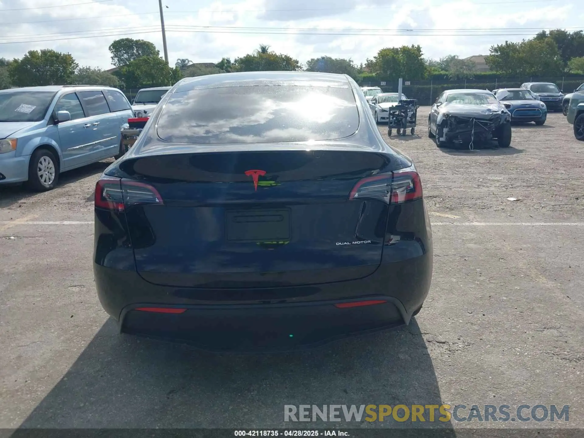 17 fotografías del automóvil dañado 7SAYGDEE9RA293261 TESLA MODEL Y 2024