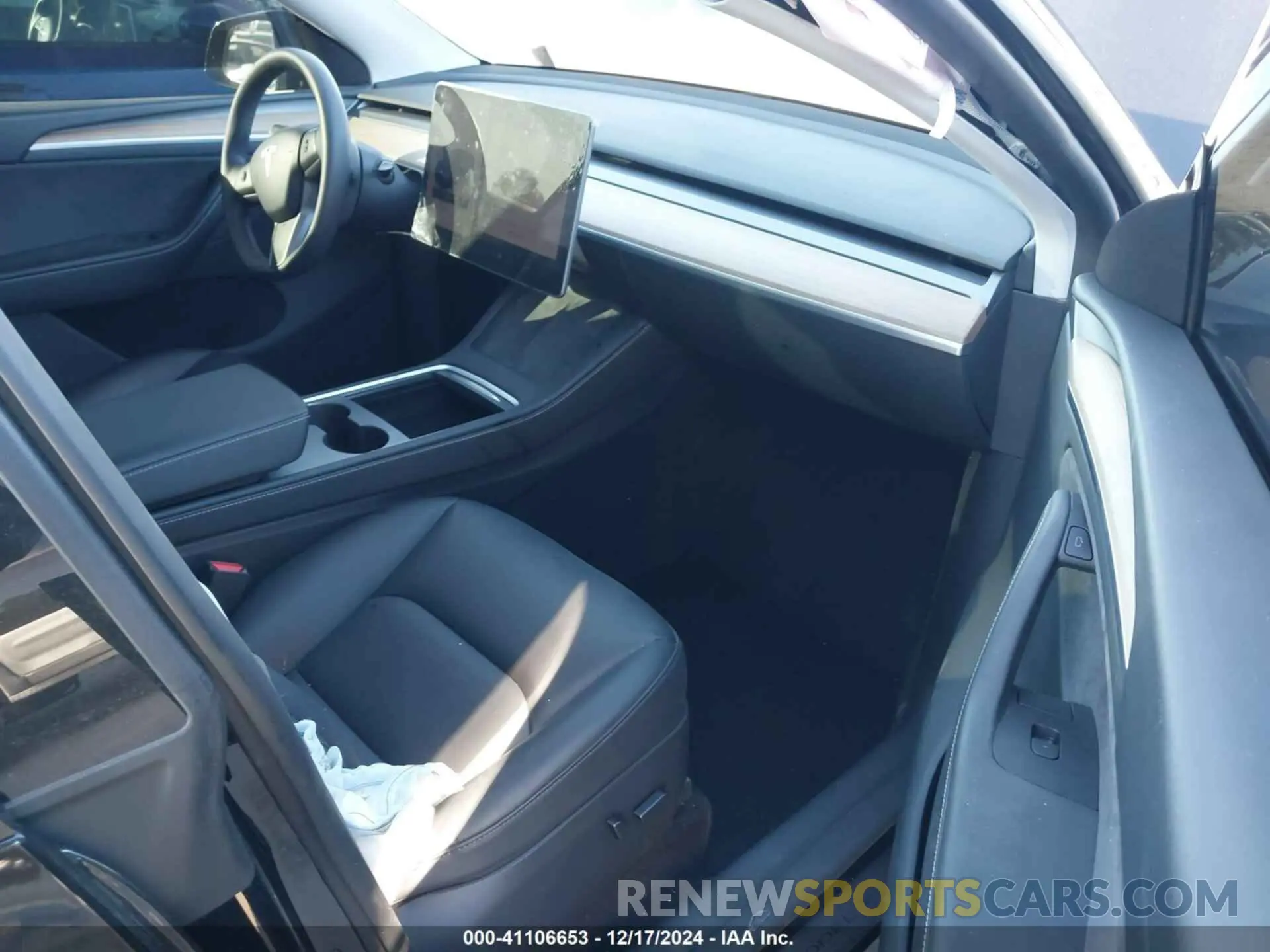 5 fotografías del automóvil dañado 7SAYGDEEXRA216186 TESLA MODEL Y 2024