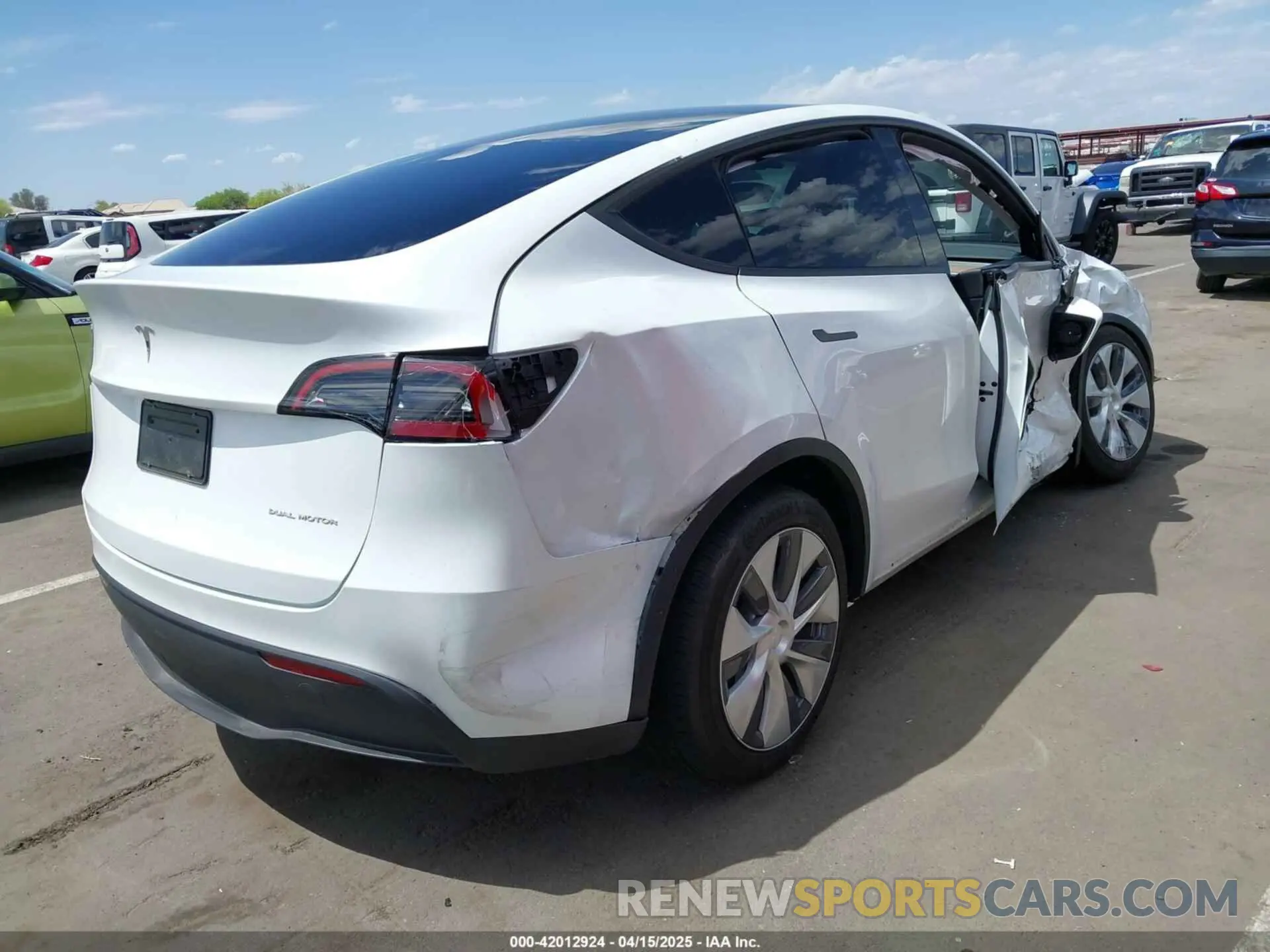 4 fotografías del automóvil dañado 7SAYGDEEXRA257658 TESLA MODEL Y 2024