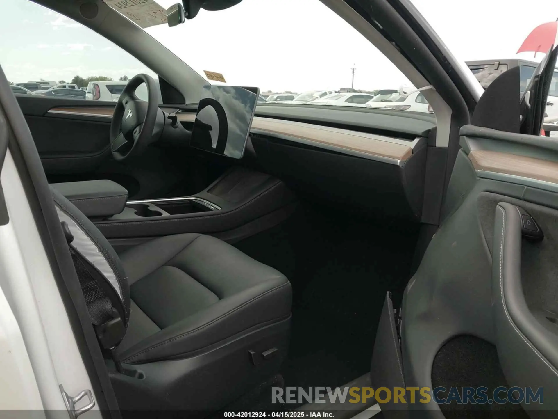 5 fotografías del automóvil dañado 7SAYGDEEXRA257658 TESLA MODEL Y 2024
