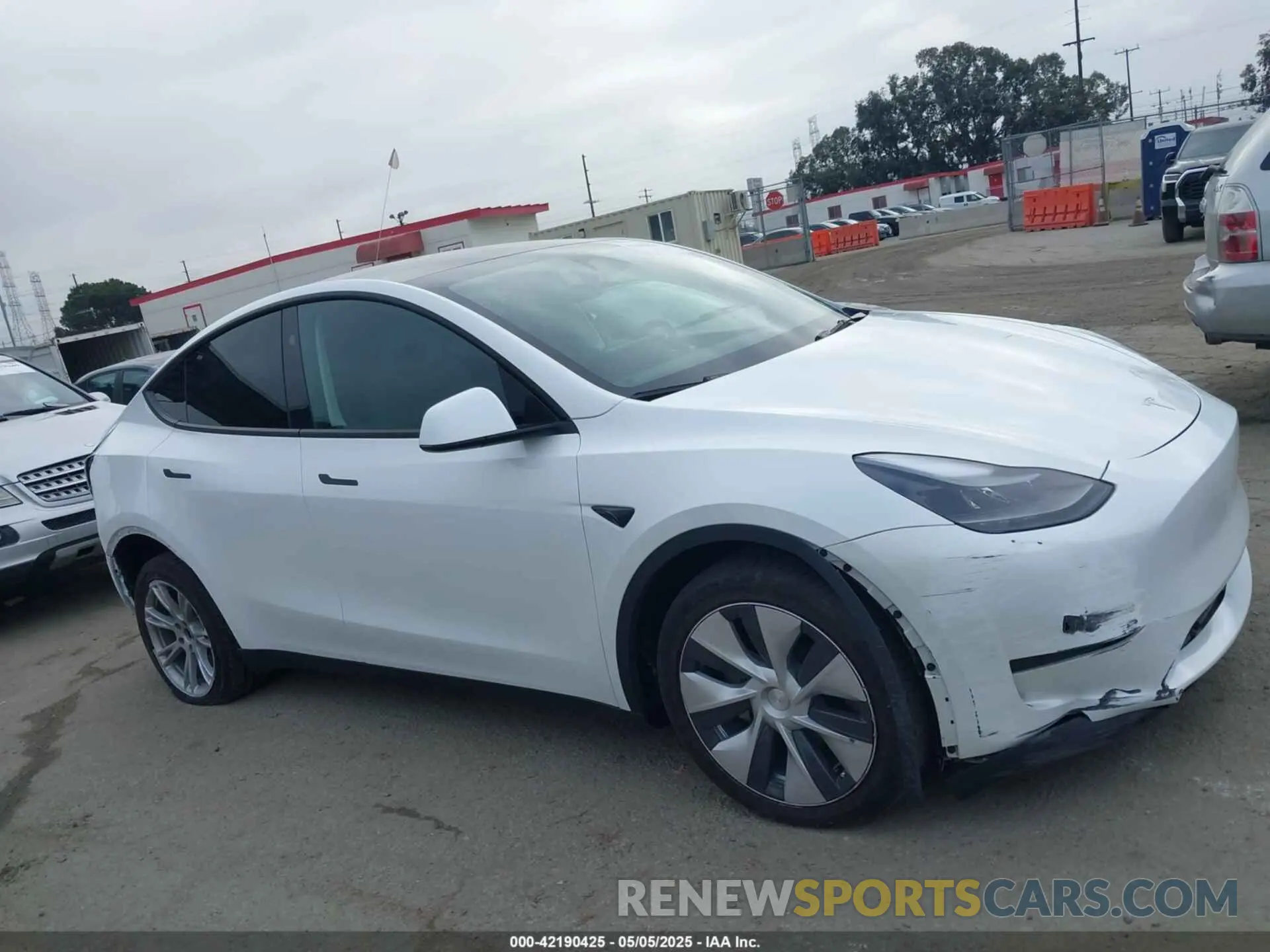 13 fotografías del automóvil dañado 7SAYGDEEXRF059620 TESLA MODEL Y 2024