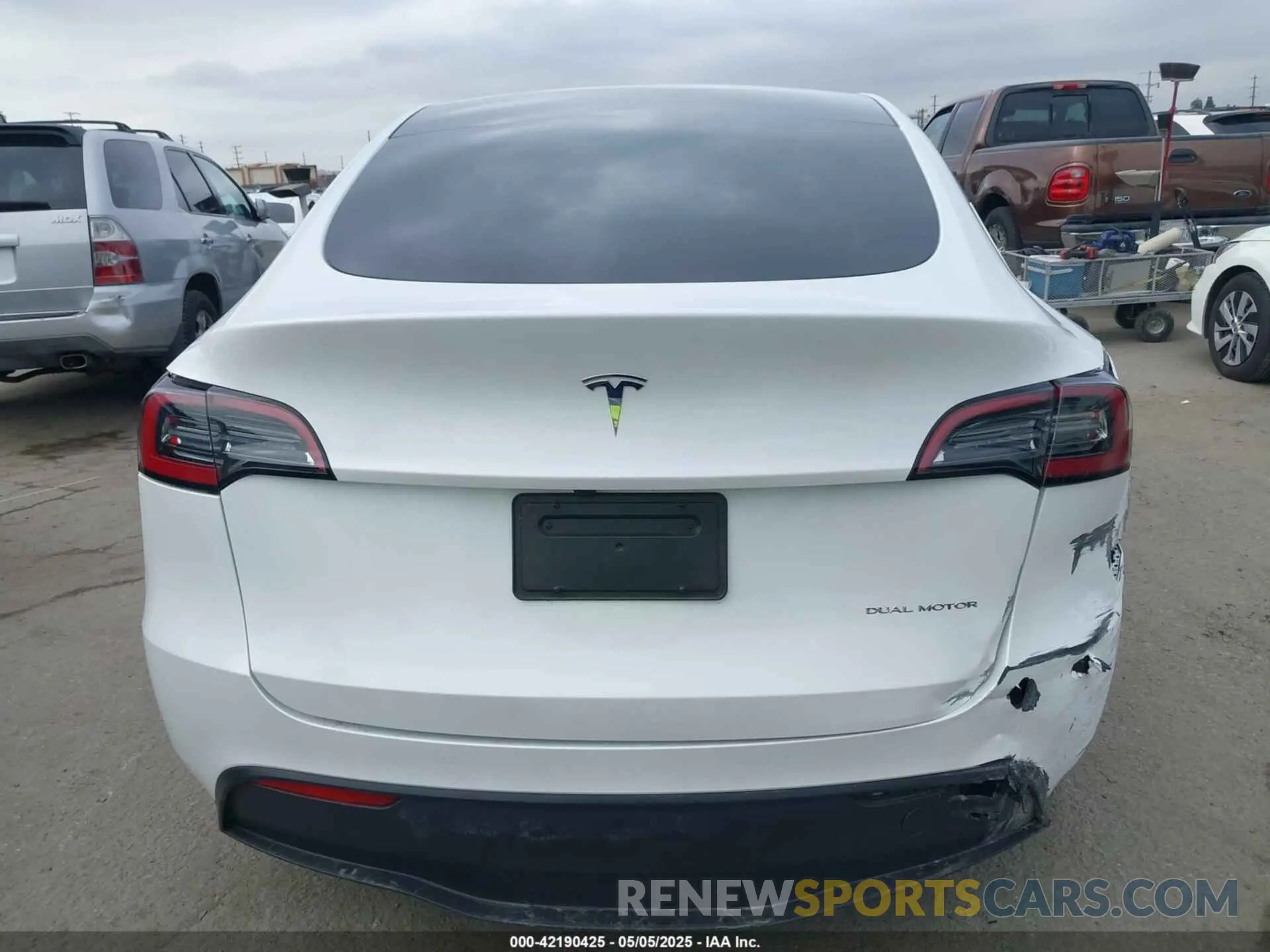 16 fotografías del automóvil dañado 7SAYGDEEXRF059620 TESLA MODEL Y 2024