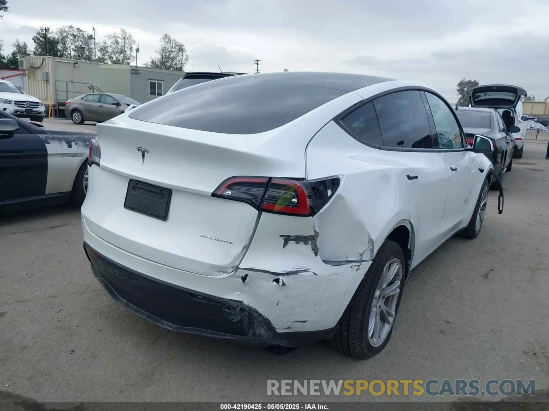 4 fotografías del automóvil dañado 7SAYGDEEXRF059620 TESLA MODEL Y 2024
