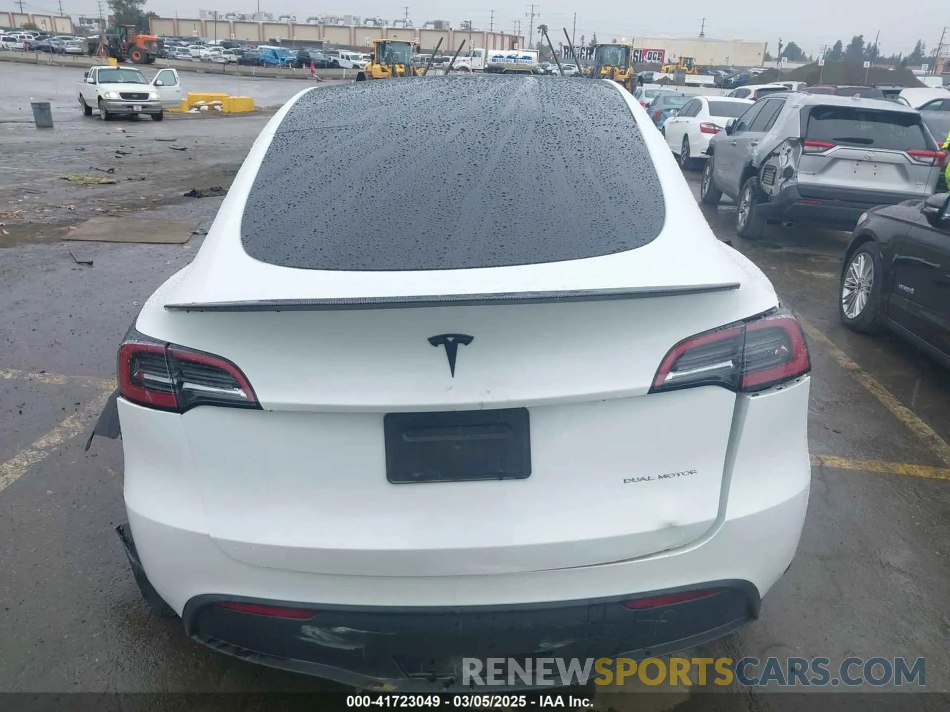 16 fotografías del automóvil dañado 7SAYGDEEXRF230169 TESLA MODEL Y 2024