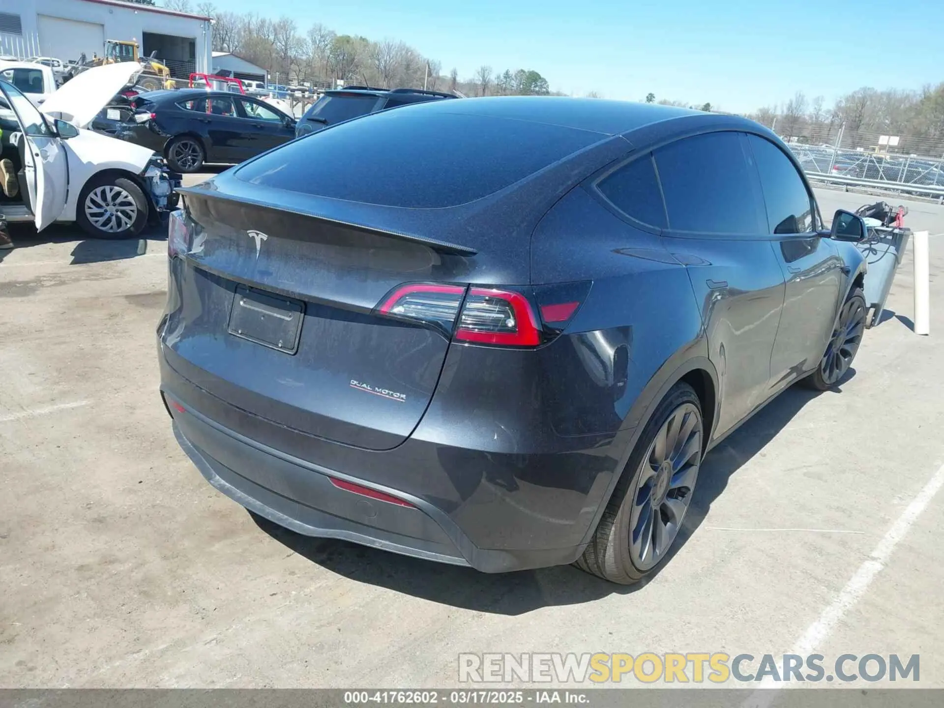 4 fotografías del automóvil dañado 7SAYGDEF1RA329825 TESLA MODEL Y 2024