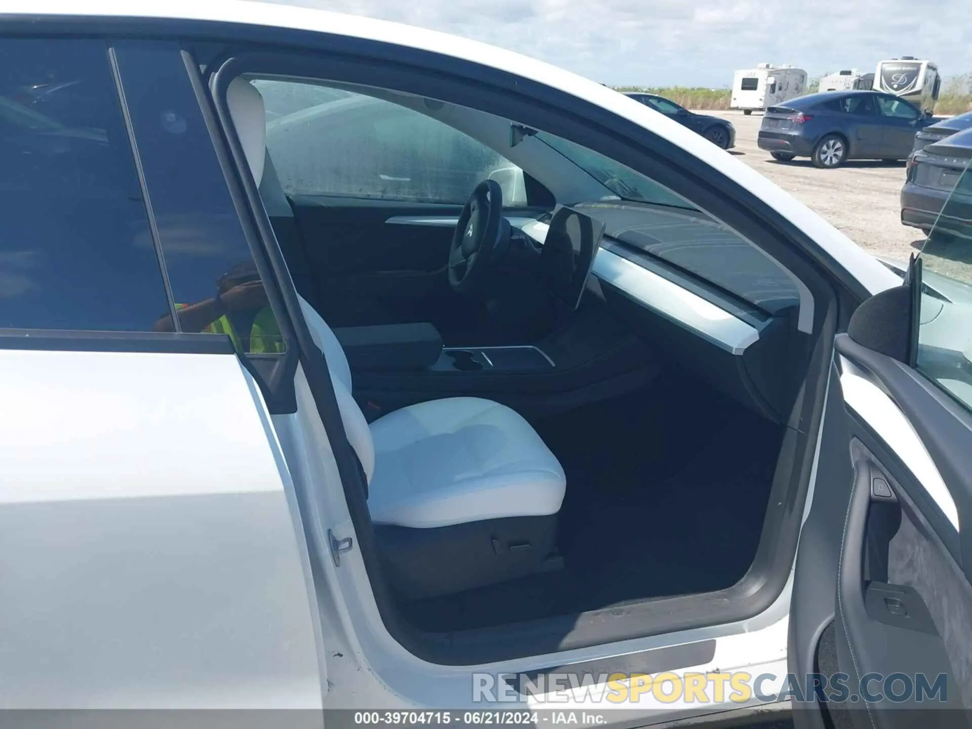 5 fotografías del automóvil dañado 7SAYGDEF2RA268971 TESLA MODEL Y 2024