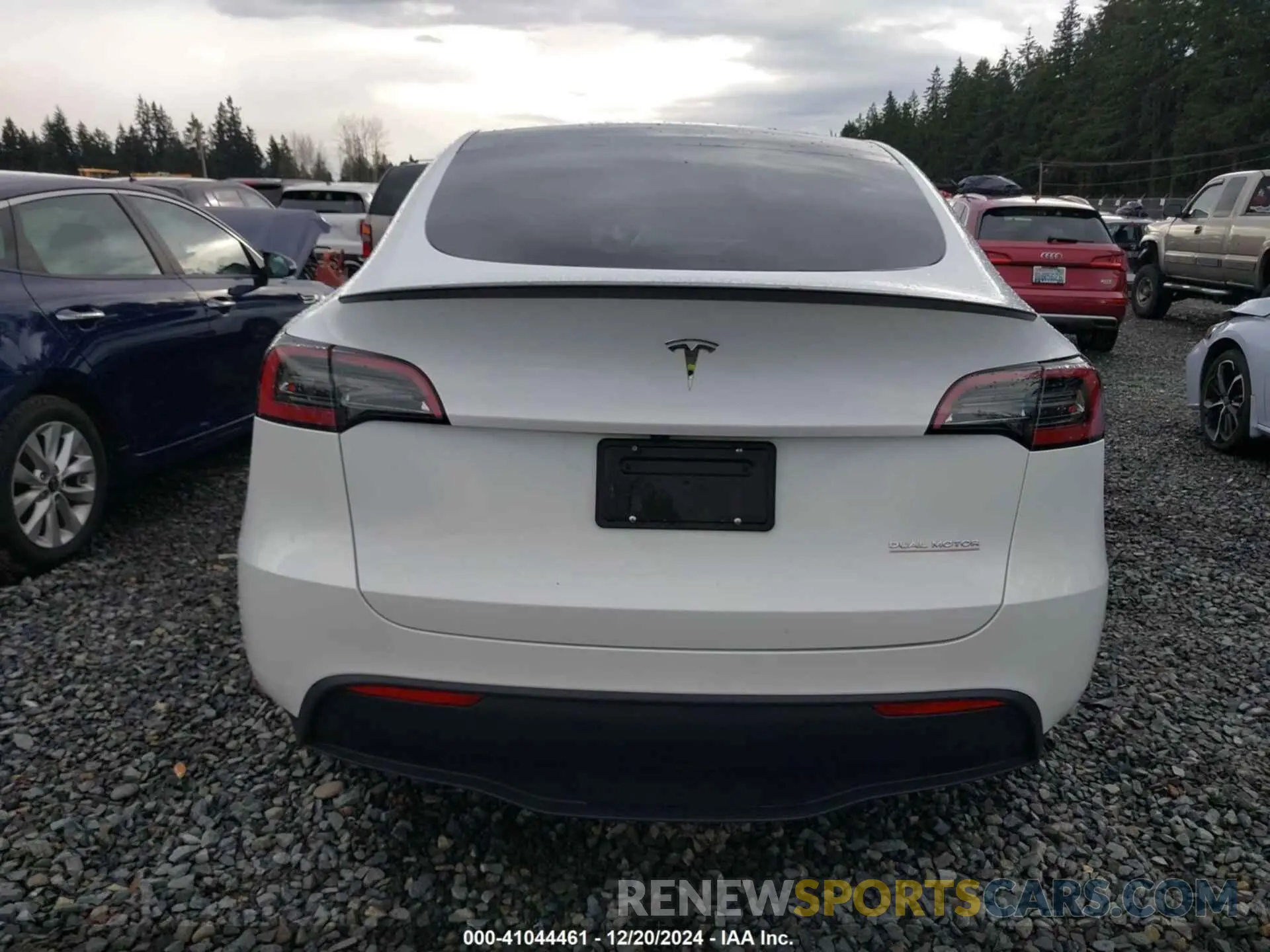 16 fotografías del automóvil dañado 7SAYGDEF3RF195077 TESLA MODEL Y 2024