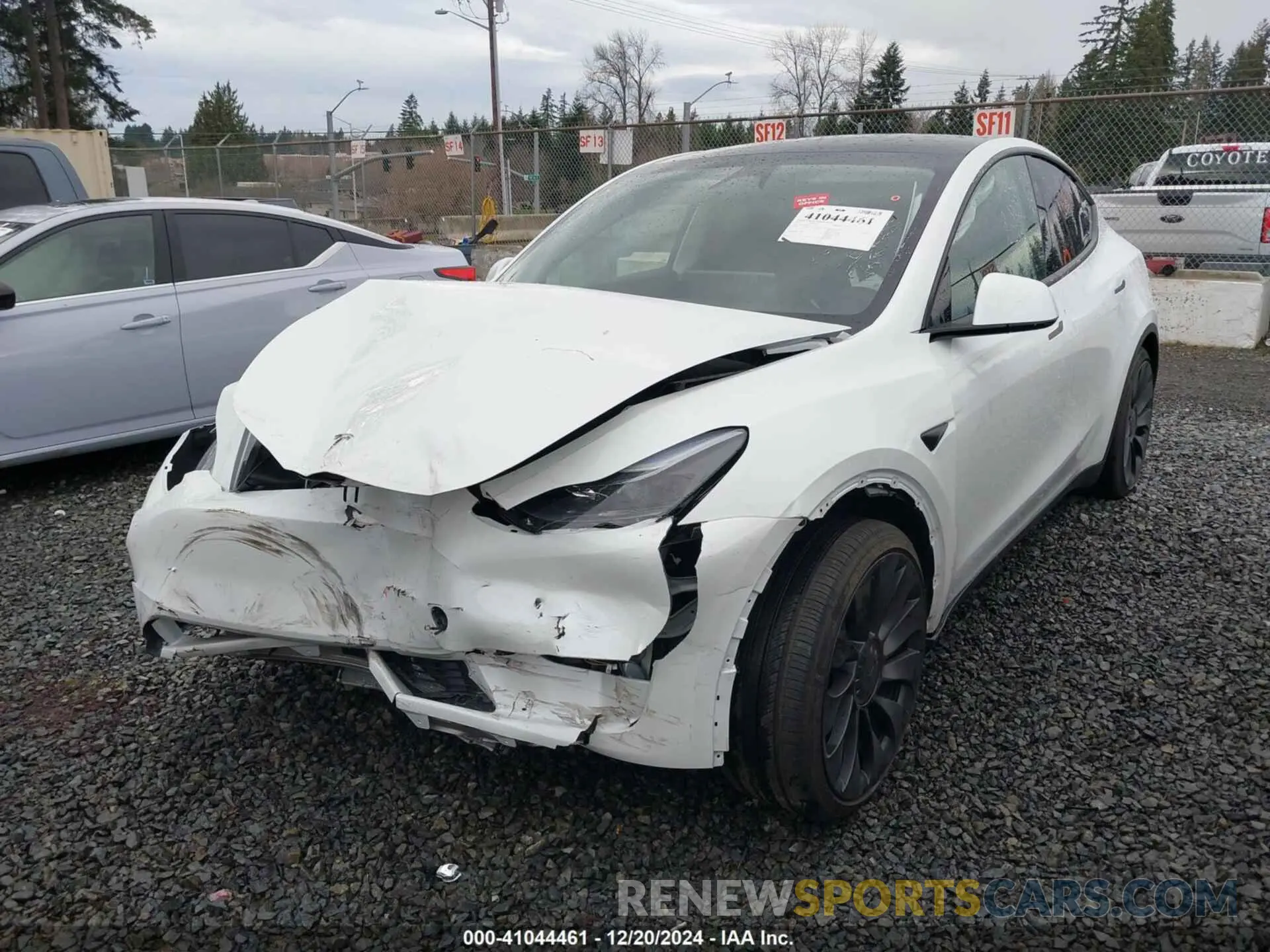 2 fotografías del automóvil dañado 7SAYGDEF3RF195077 TESLA MODEL Y 2024