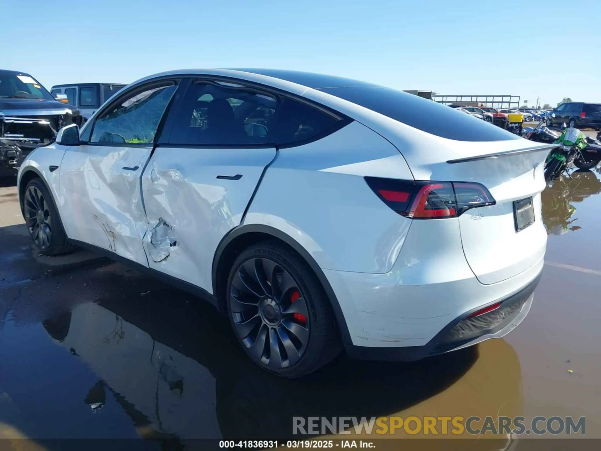 3 fotografías del automóvil dañado 7SAYGDEF4RF053711 TESLA MODEL Y 2024