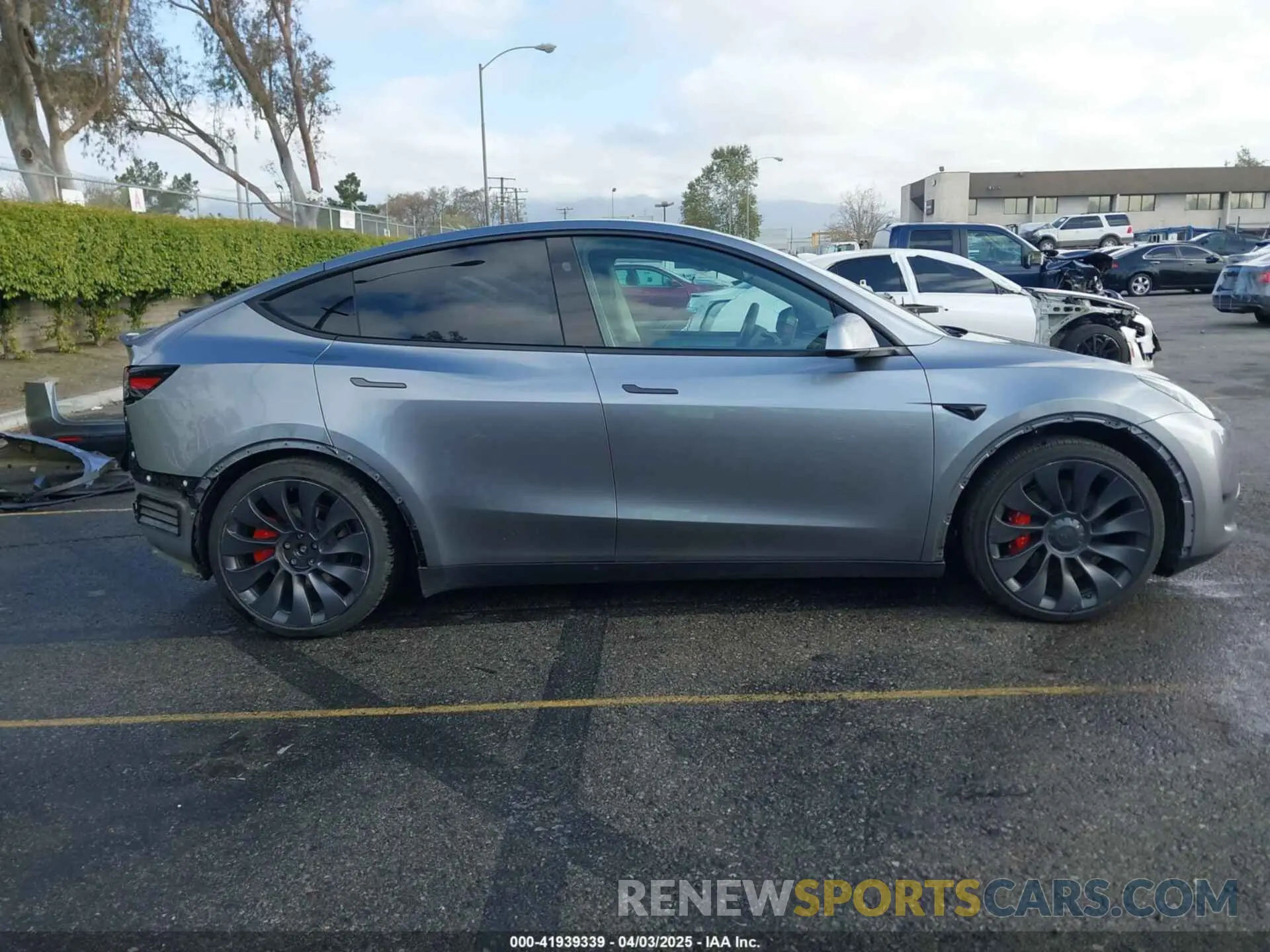 14 fotografías del automóvil dañado 7SAYGDEF5RA322392 TESLA MODEL Y 2024
