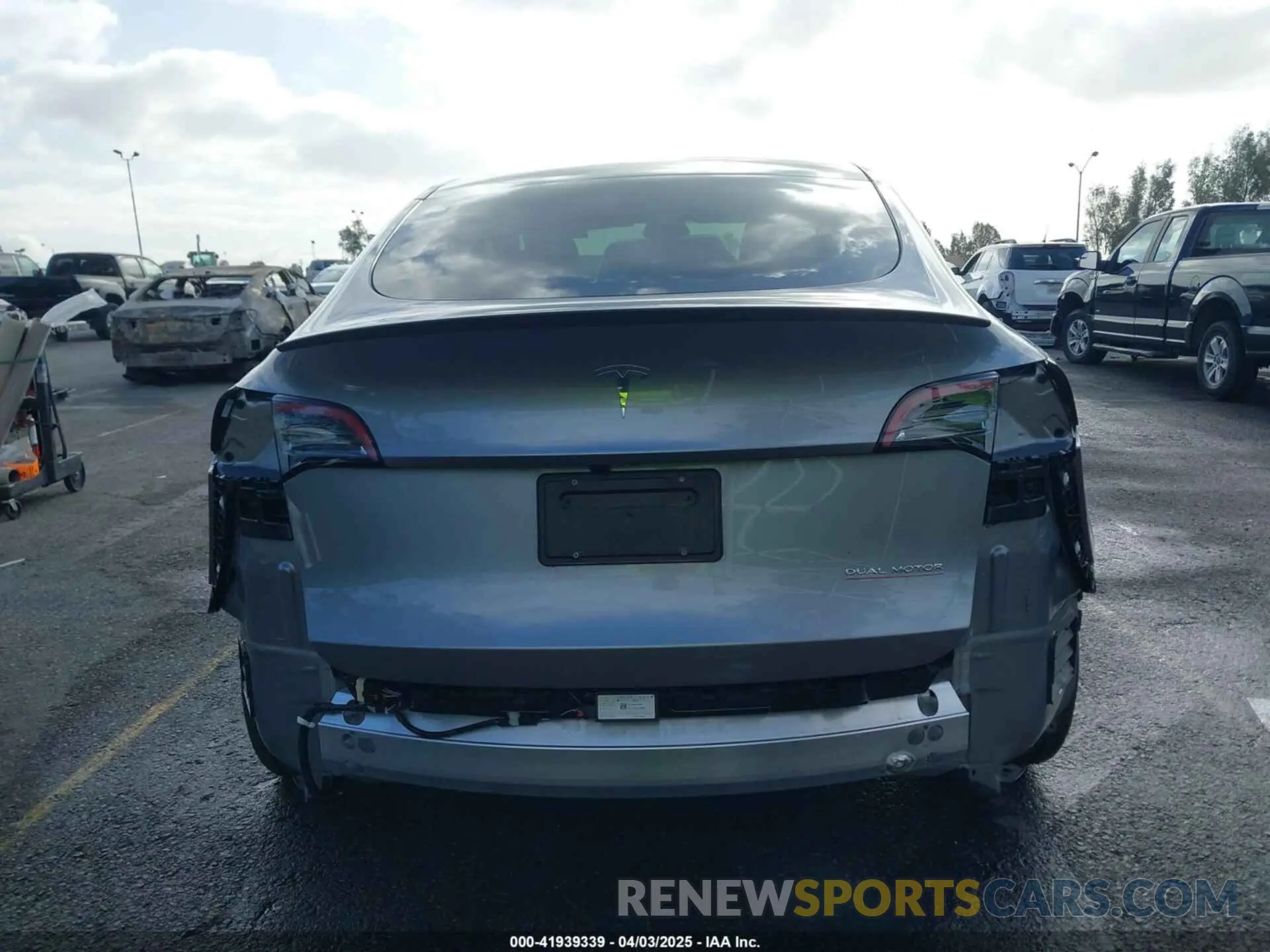 17 fotografías del automóvil dañado 7SAYGDEF5RA322392 TESLA MODEL Y 2024
