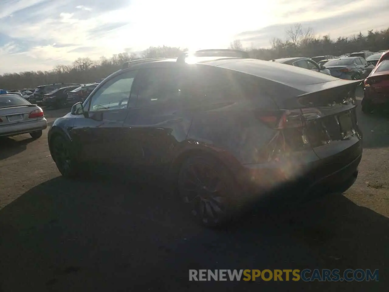 2 fotografías del automóvil dañado 7SAYGDEF6RF024579 TESLA MODEL Y 2024