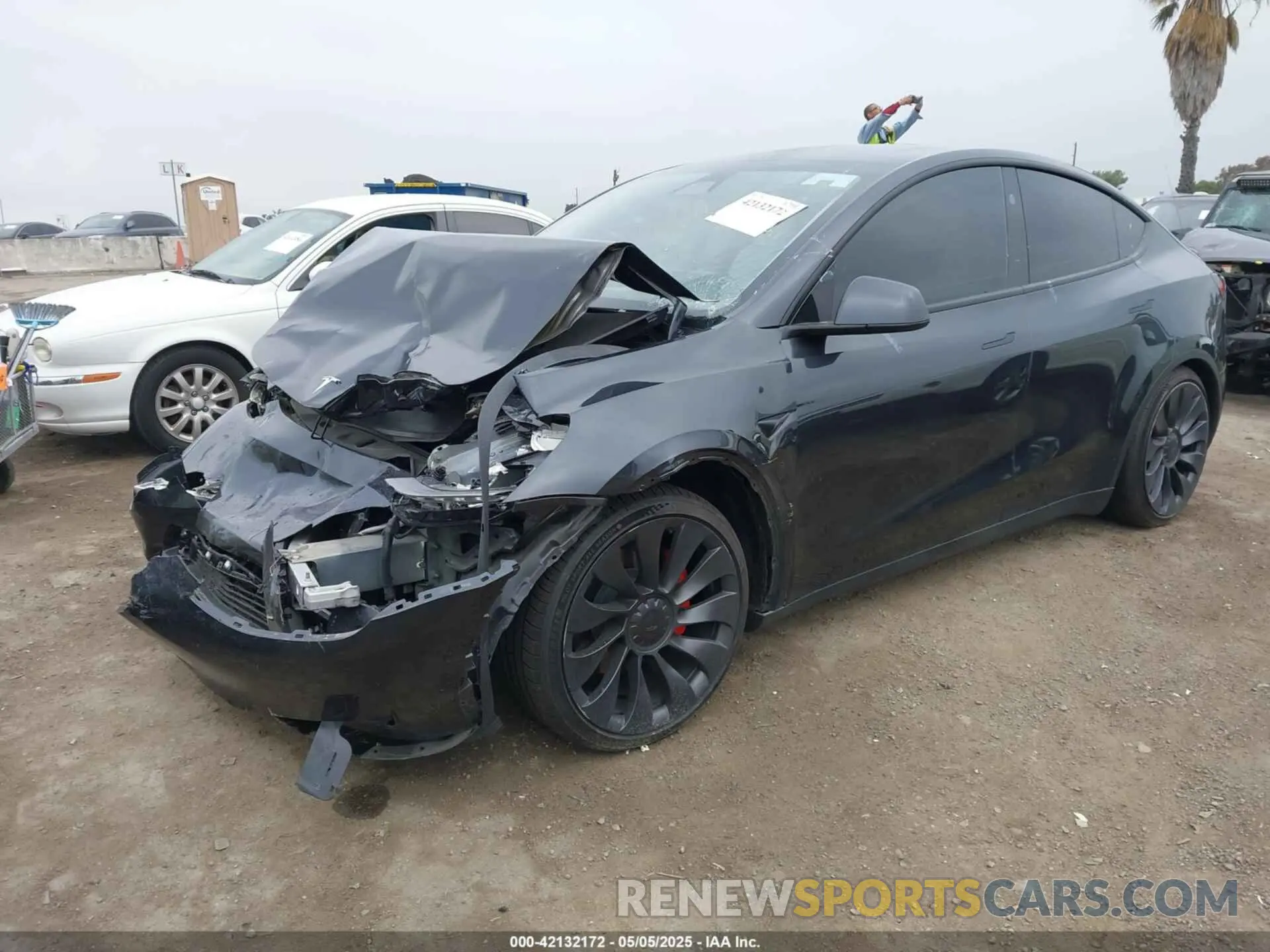 2 fotografías del automóvil dañado 7SAYGDEF7RF053265 TESLA MODEL Y 2024