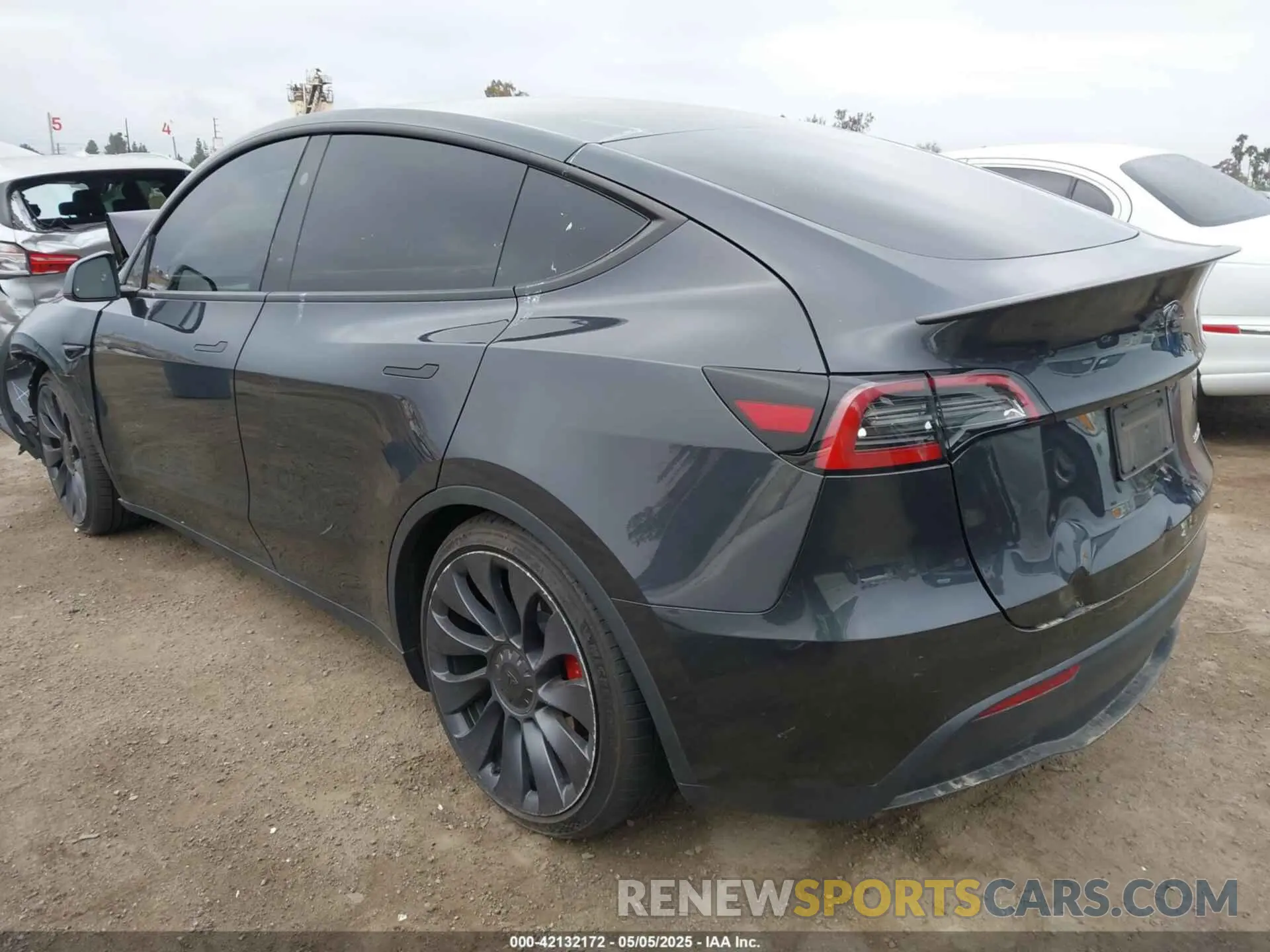 3 fotografías del automóvil dañado 7SAYGDEF7RF053265 TESLA MODEL Y 2024