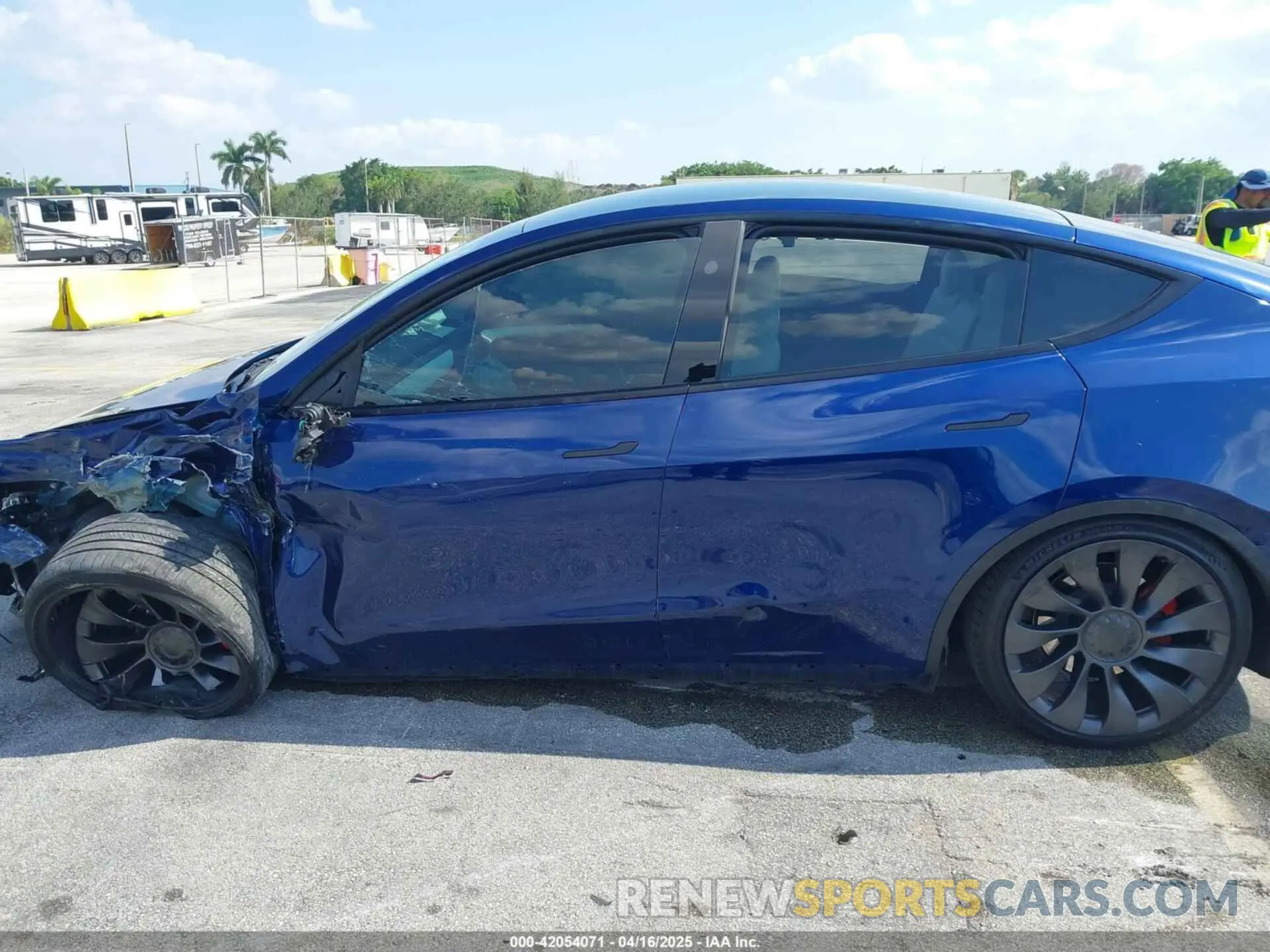 13 fotografías del automóvil dañado 7SAYGDEF9RA267204 TESLA MODEL Y 2024