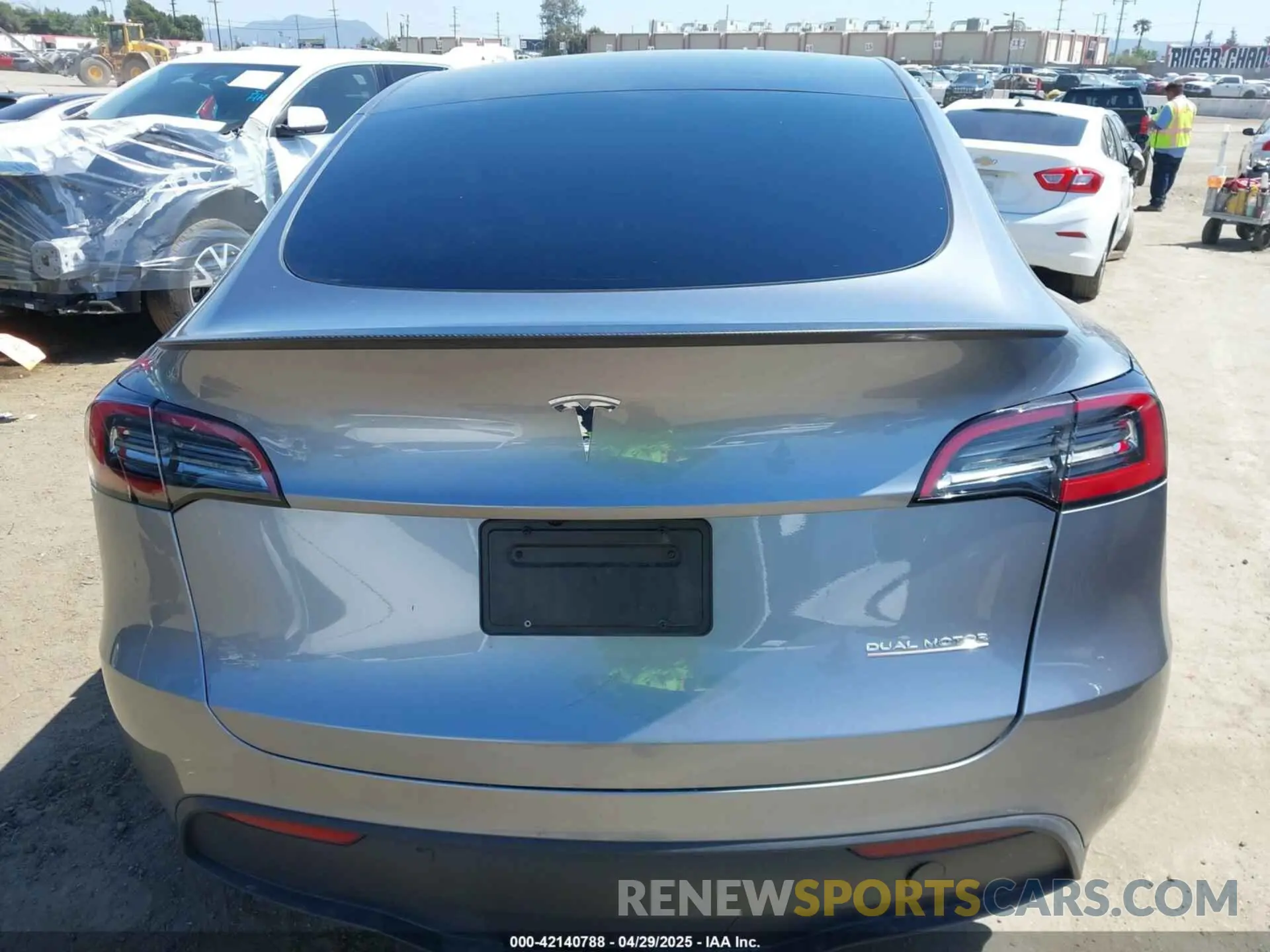 15 fotografías del automóvil dañado 7SAYGDEF9RA299036 TESLA MODEL Y 2024