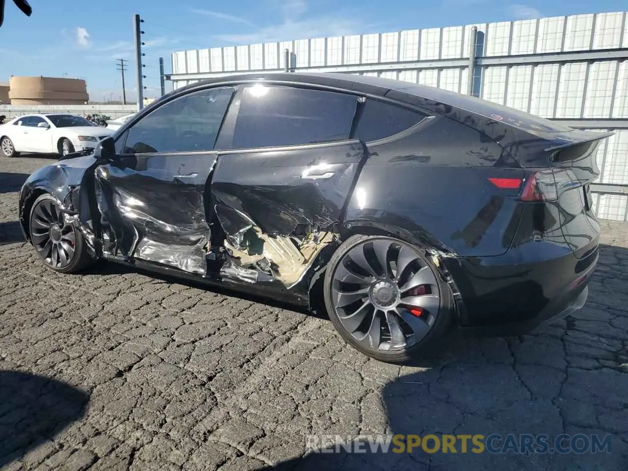 2 fotografías del automóvil dañado 7SAYGDEF9RF130637 TESLA MODEL Y 2024