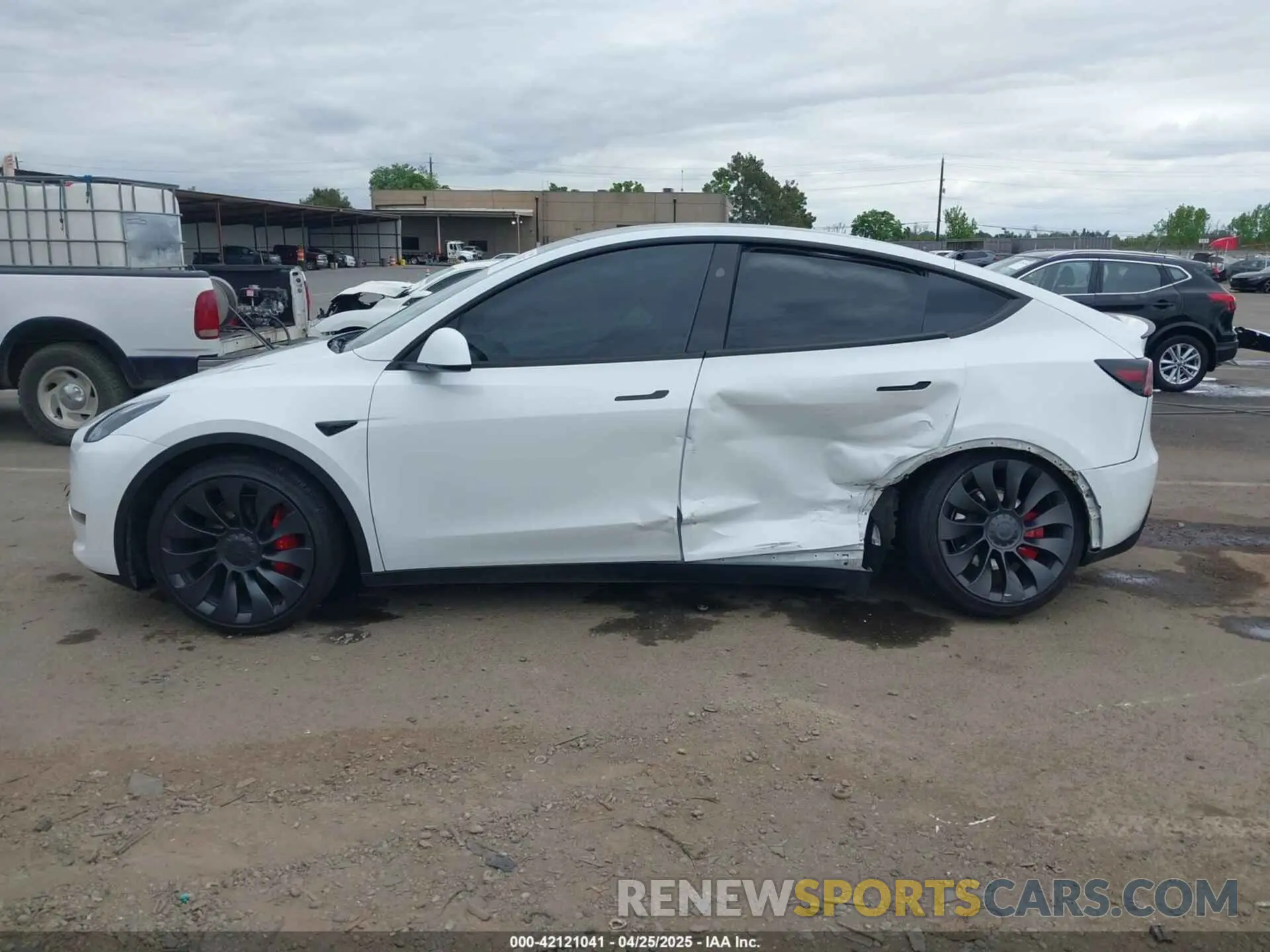 13 fotografías del automóvil dañado 7SAYGDEFXRF170662 TESLA MODEL Y 2024