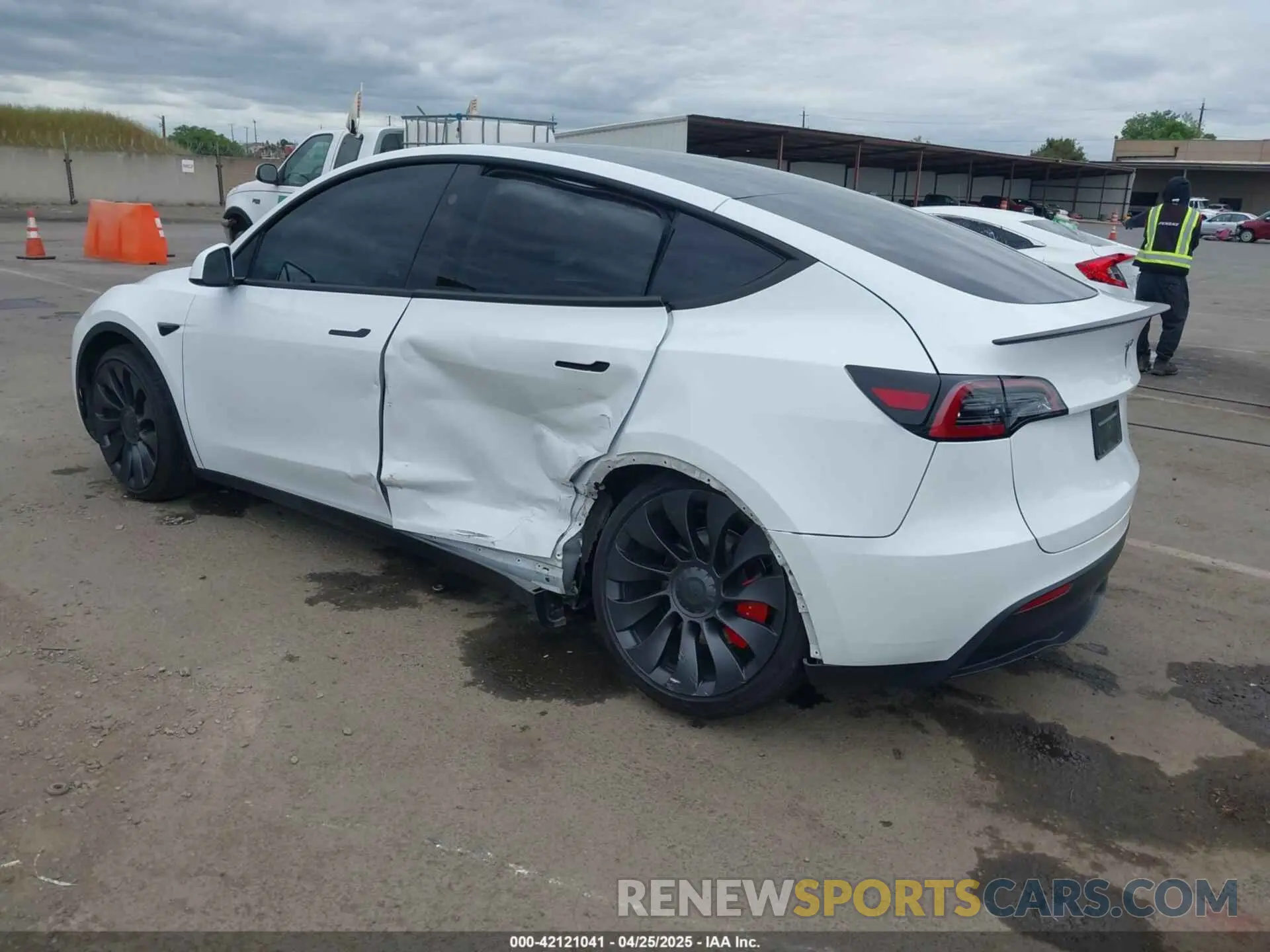 3 fotografías del automóvil dañado 7SAYGDEFXRF170662 TESLA MODEL Y 2024