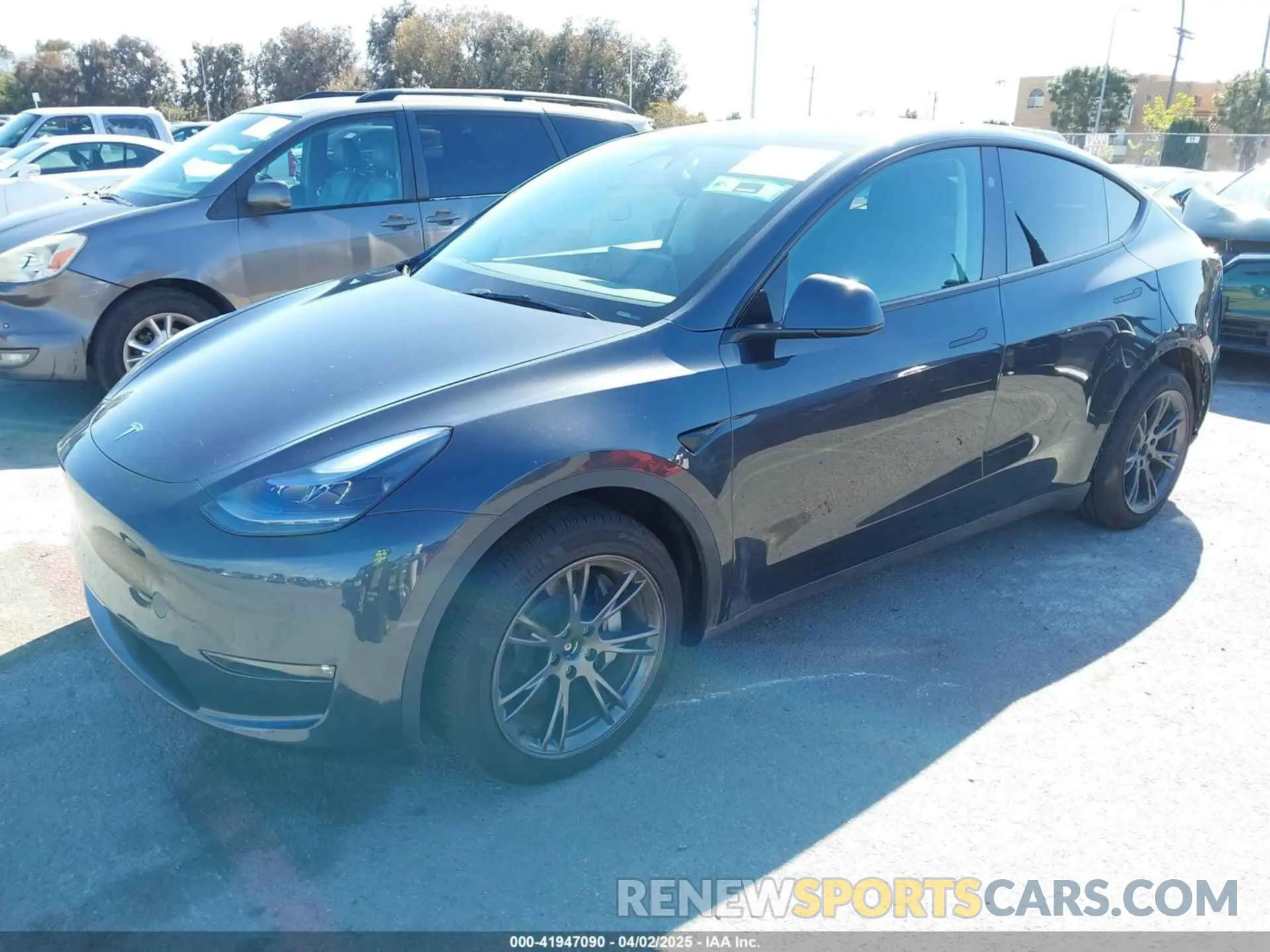 2 fotografías del automóvil dañado 7SAYGAEE1SF262383 TESLA MODEL Y 2025