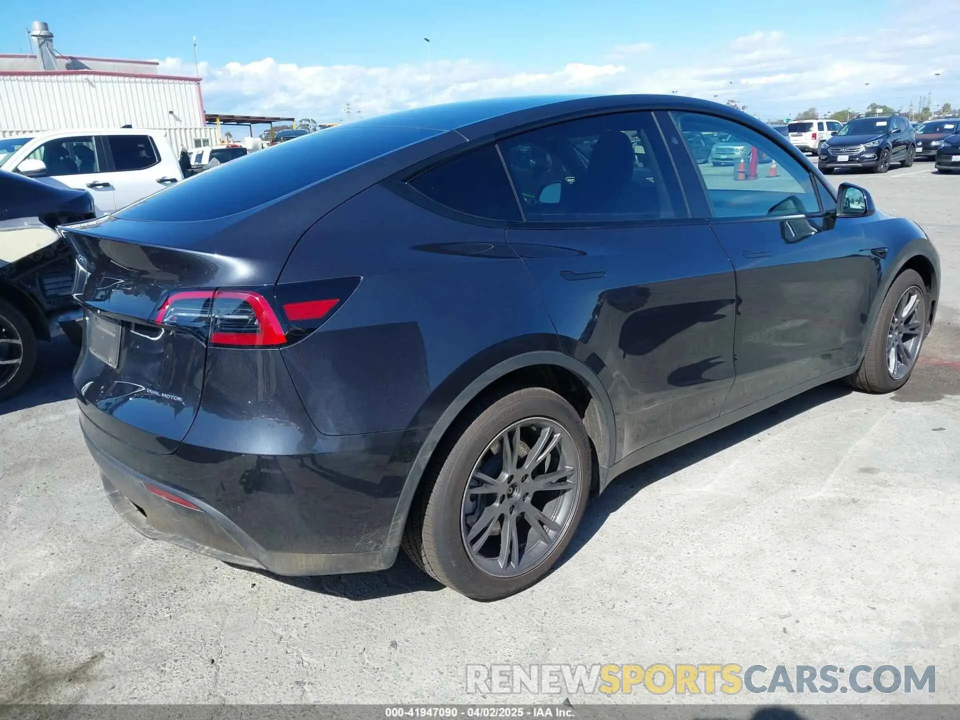 4 fotografías del automóvil dañado 7SAYGAEE1SF262383 TESLA MODEL Y 2025