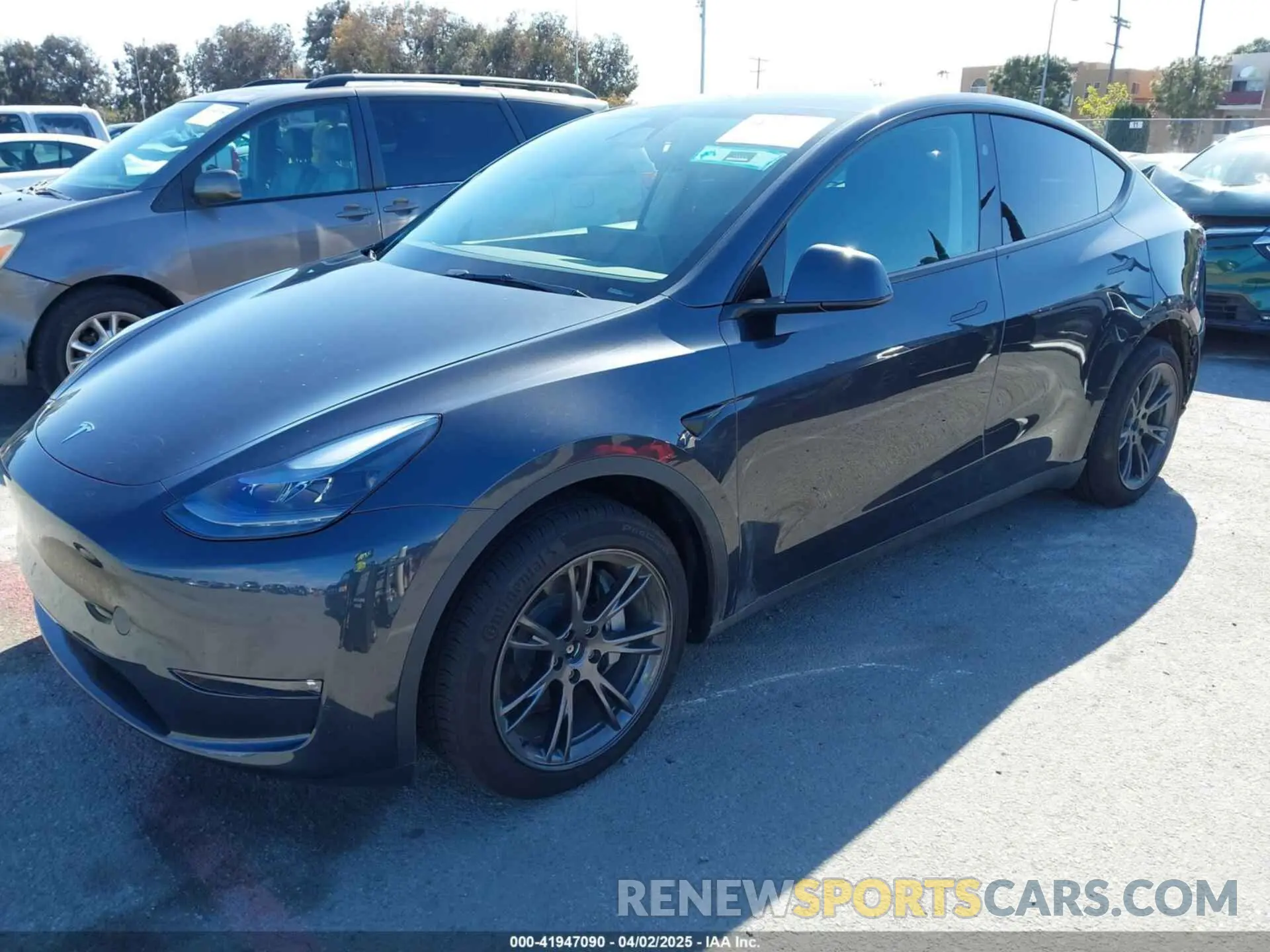 6 fotografías del automóvil dañado 7SAYGAEE1SF262383 TESLA MODEL Y 2025