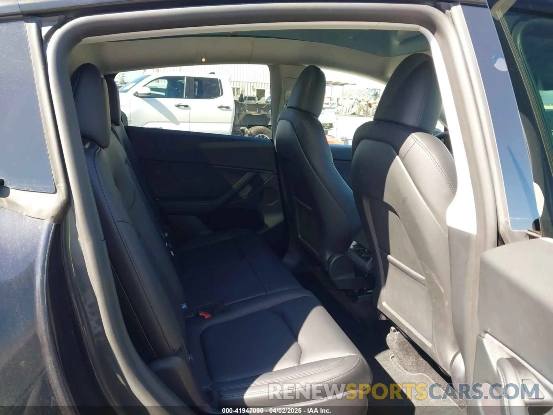 8 fotografías del automóvil dañado 7SAYGAEE1SF262383 TESLA MODEL Y 2025