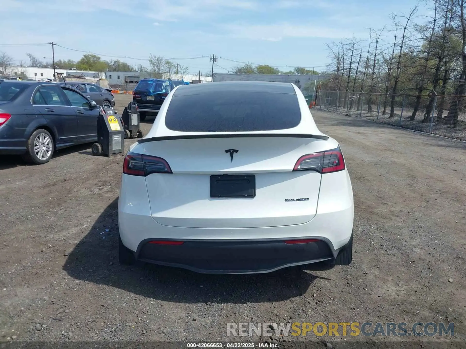 16 fotografías del automóvil dañado 7SAYGAEE6SF238189 TESLA MODEL Y 2025