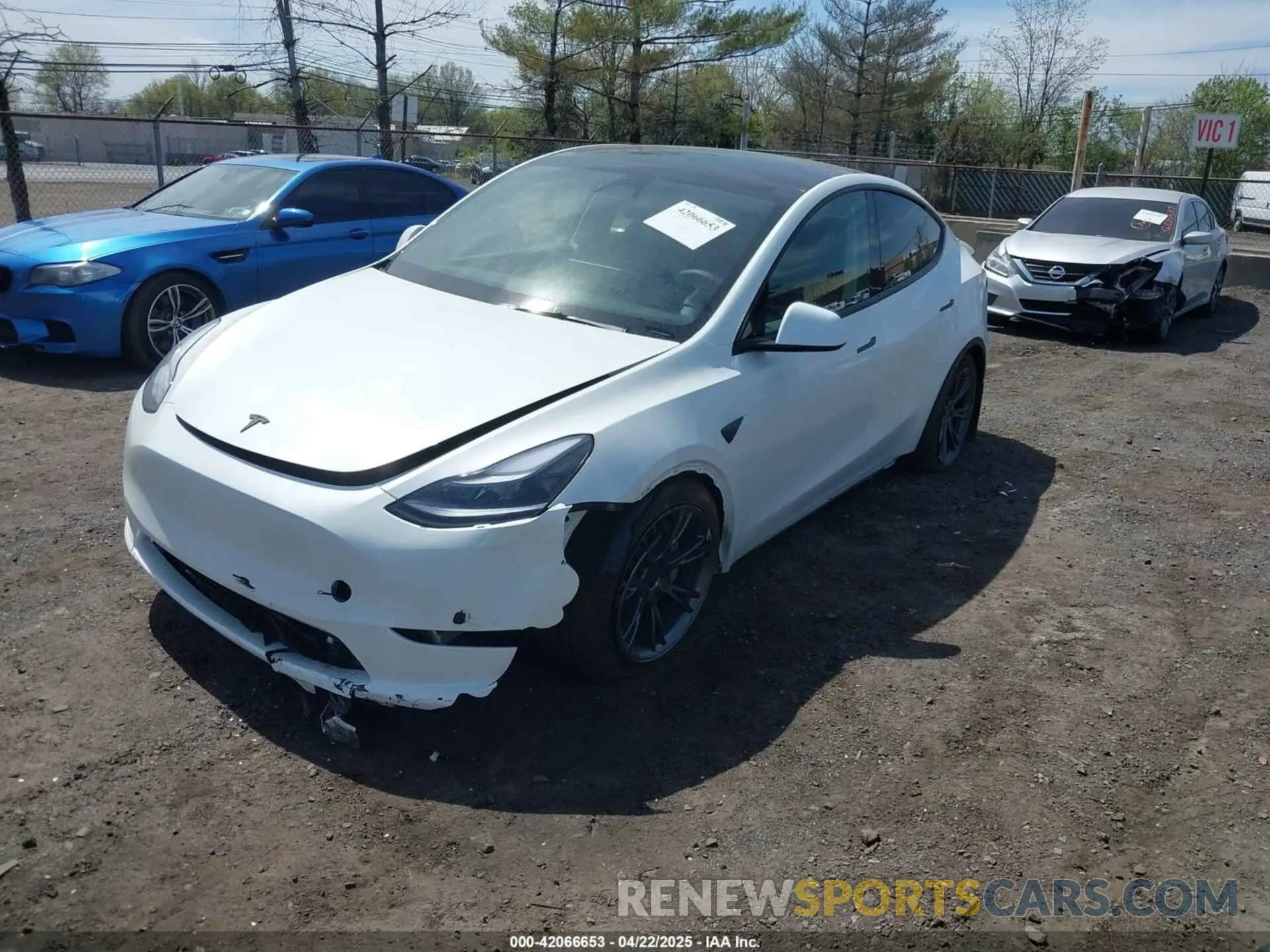 2 fotografías del automóvil dañado 7SAYGAEE6SF238189 TESLA MODEL Y 2025