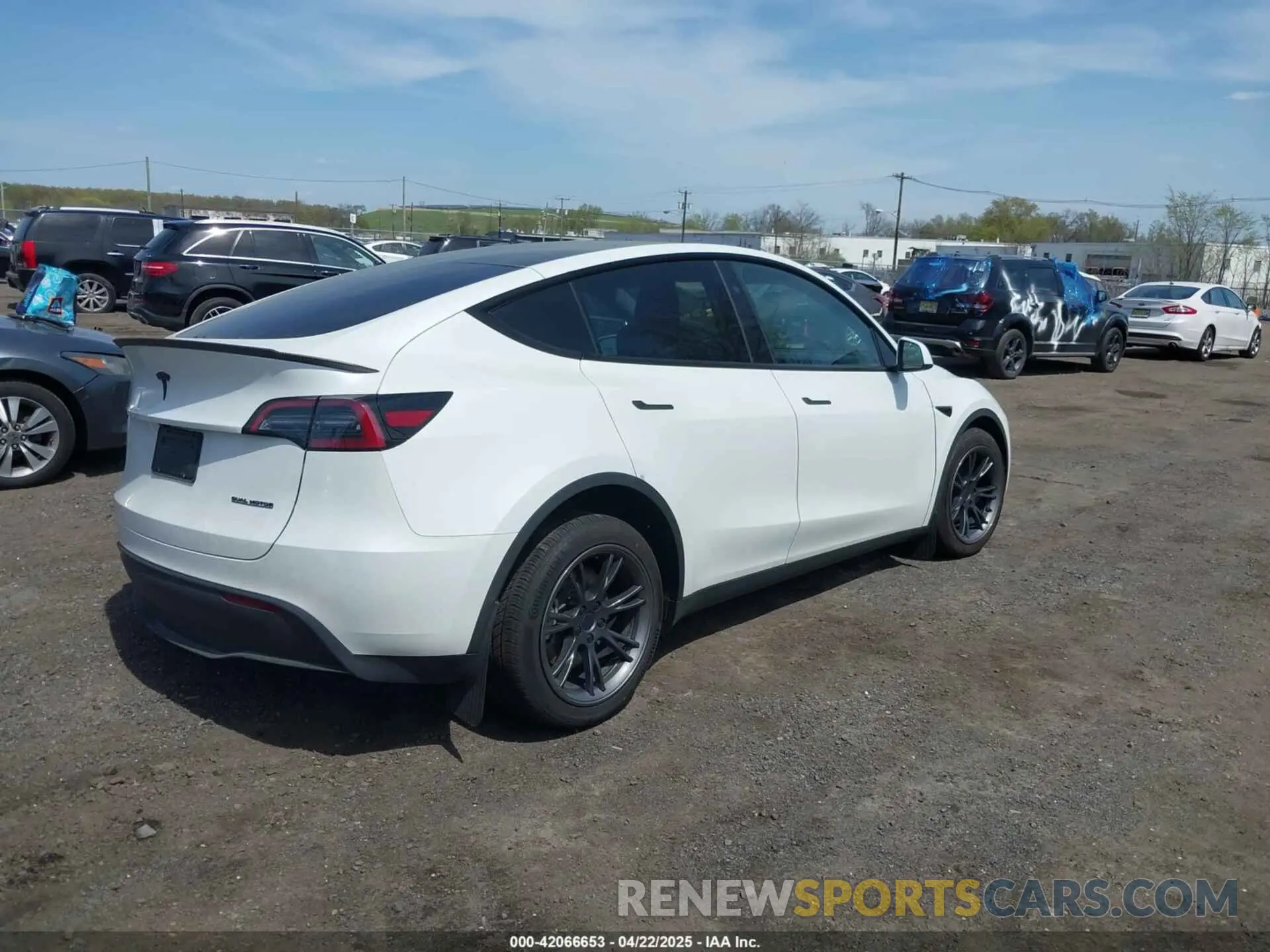 4 fotografías del automóvil dañado 7SAYGAEE6SF238189 TESLA MODEL Y 2025