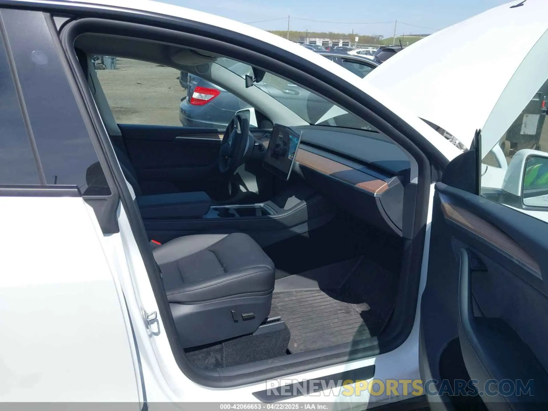 5 fotografías del automóvil dañado 7SAYGAEE6SF238189 TESLA MODEL Y 2025