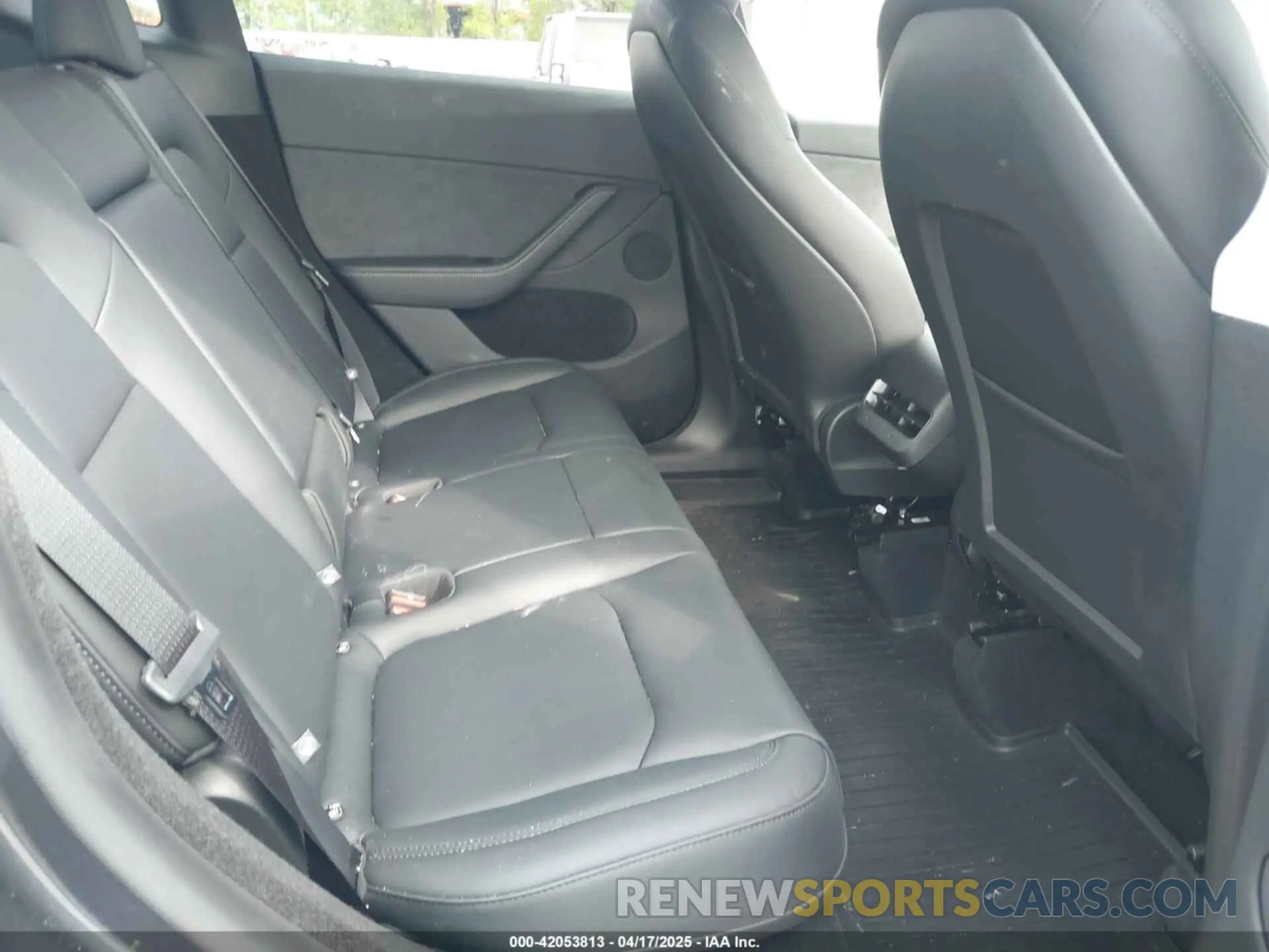 8 fotografías del automóvil dañado 7SAYGDED0SA354137 TESLA MODEL Y 2025