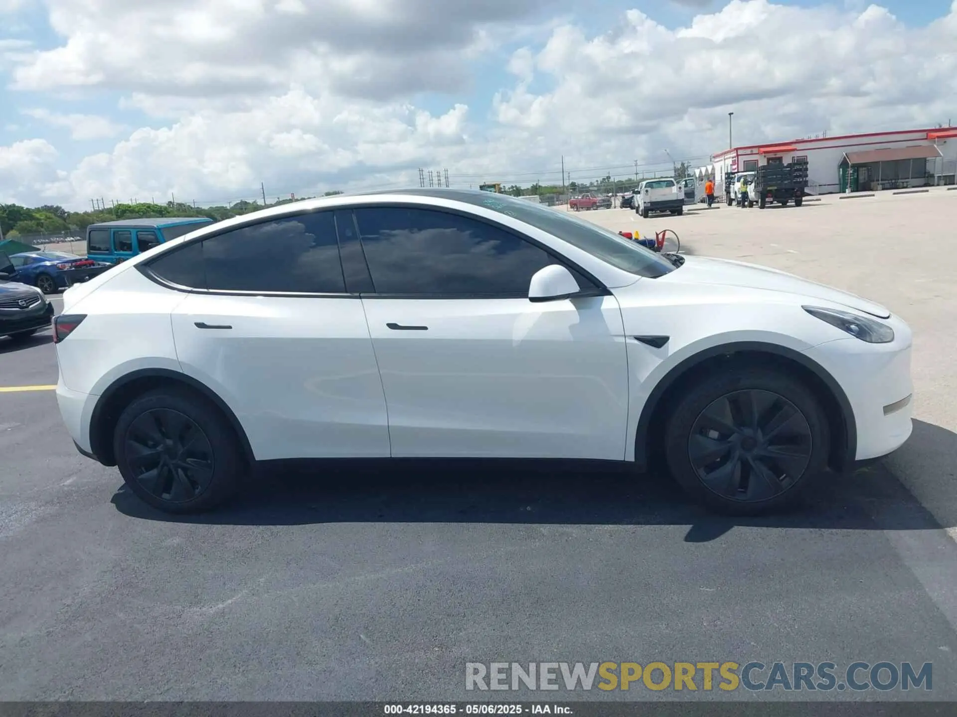 13 fotografías del automóvil dañado 7SAYGDED0SA357958 TESLA MODEL Y 2025