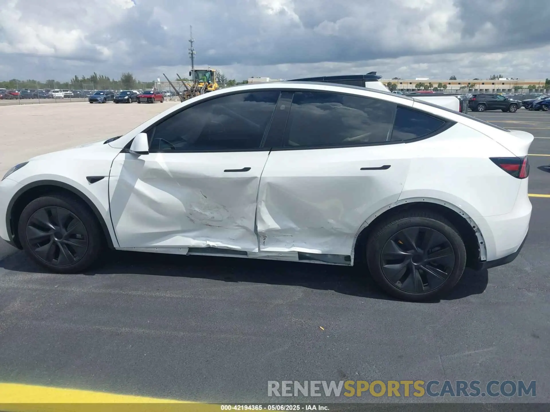 14 fotografías del automóvil dañado 7SAYGDED0SA357958 TESLA MODEL Y 2025