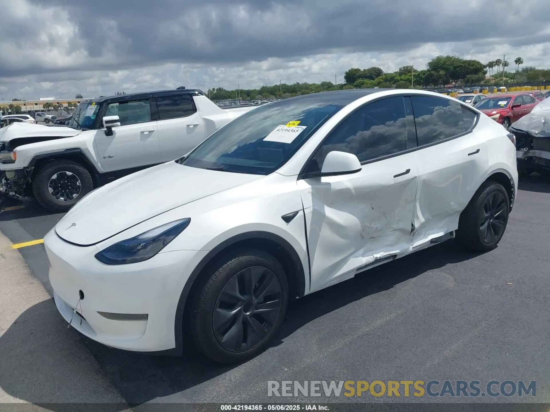 2 fotografías del automóvil dañado 7SAYGDED0SA357958 TESLA MODEL Y 2025