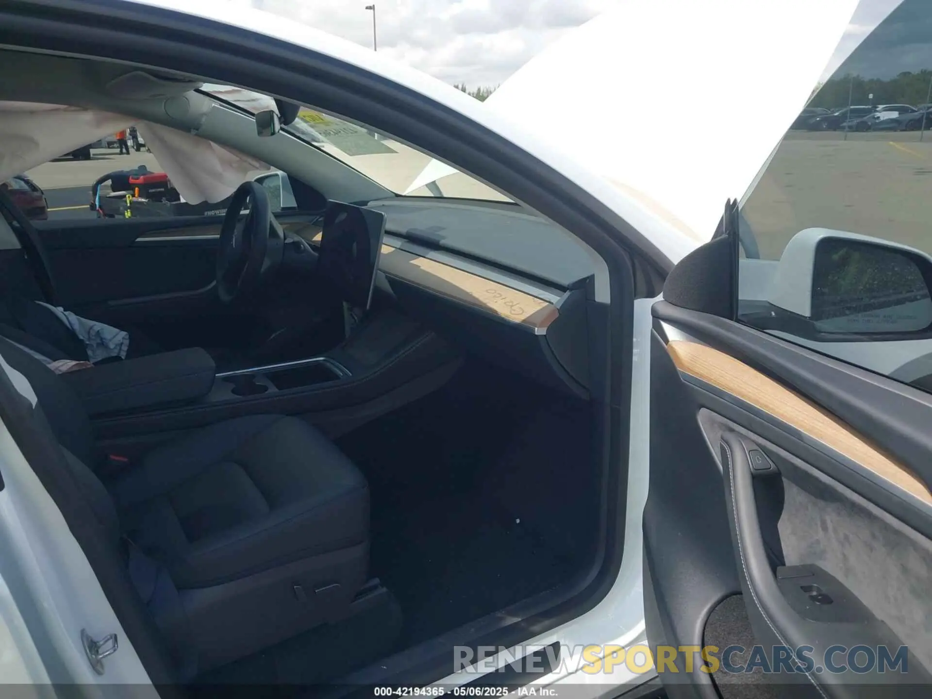 5 fotografías del automóvil dañado 7SAYGDED0SA357958 TESLA MODEL Y 2025