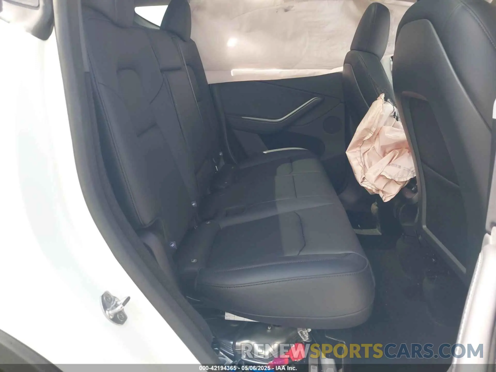 8 fotografías del automóvil dañado 7SAYGDED0SA357958 TESLA MODEL Y 2025