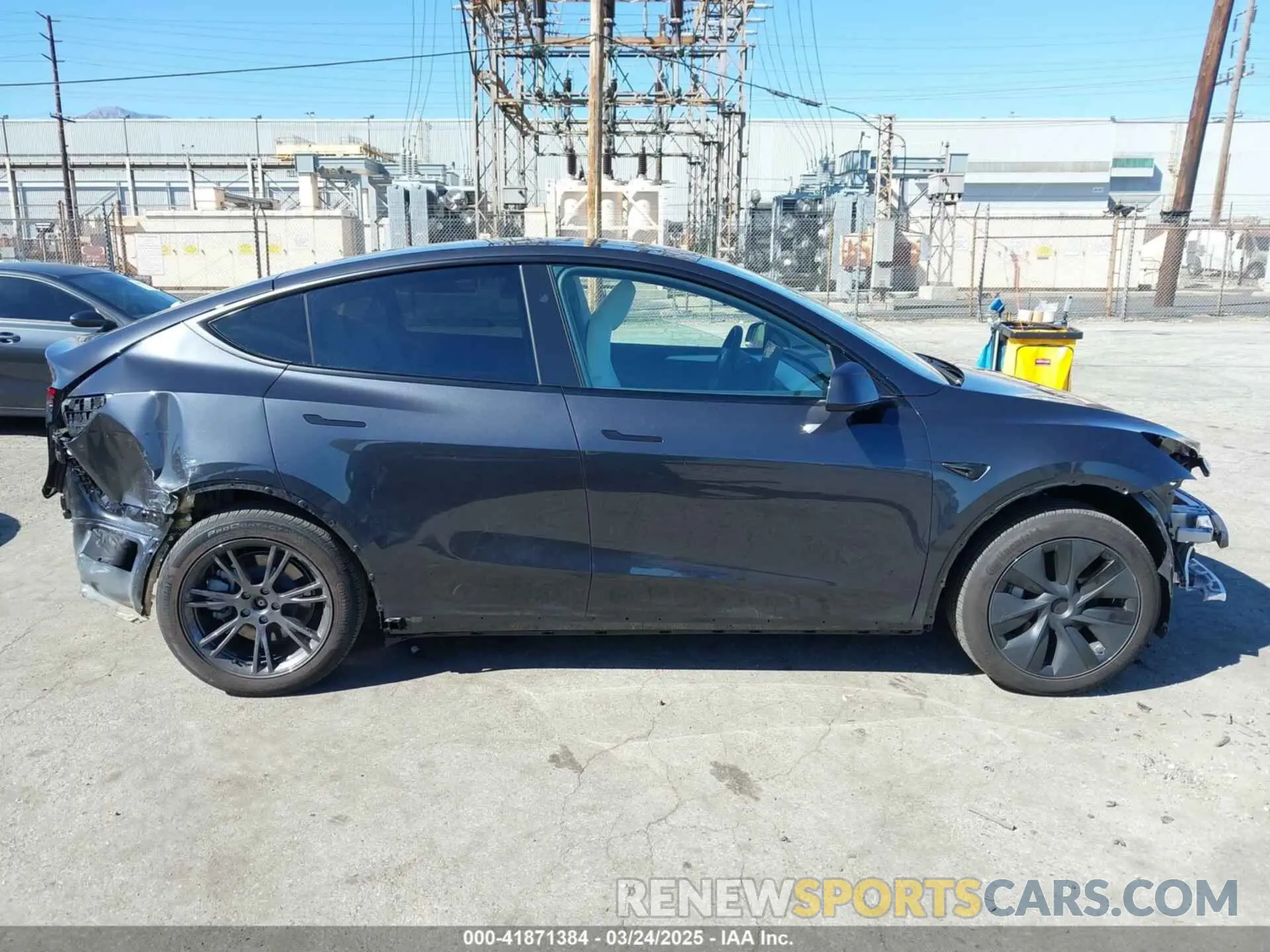 14 fotografías del automóvil dañado 7SAYGDED0SF314885 TESLA MODEL Y 2025