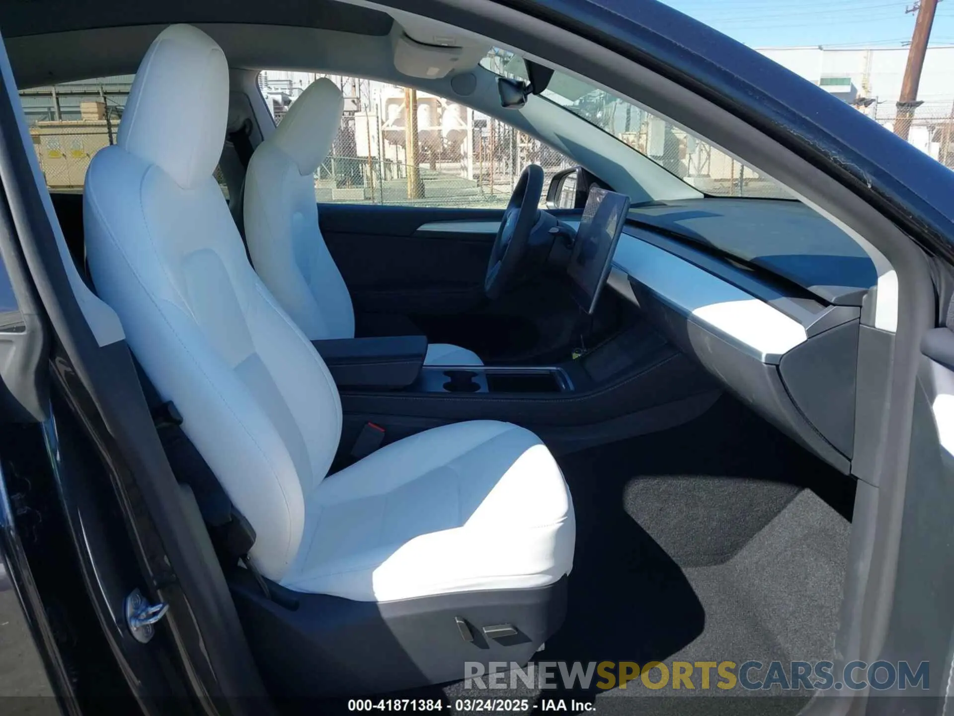 5 fotografías del automóvil dañado 7SAYGDED0SF314885 TESLA MODEL Y 2025