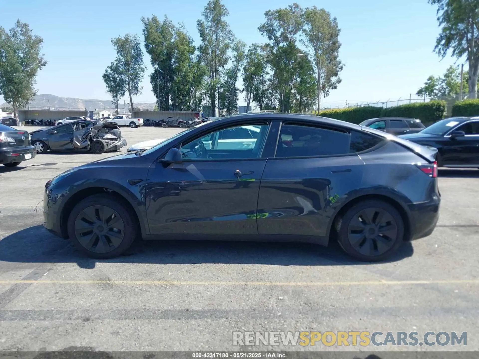 14 fotografías del automóvil dañado 7SAYGDED1SF220689 TESLA MODEL Y 2025