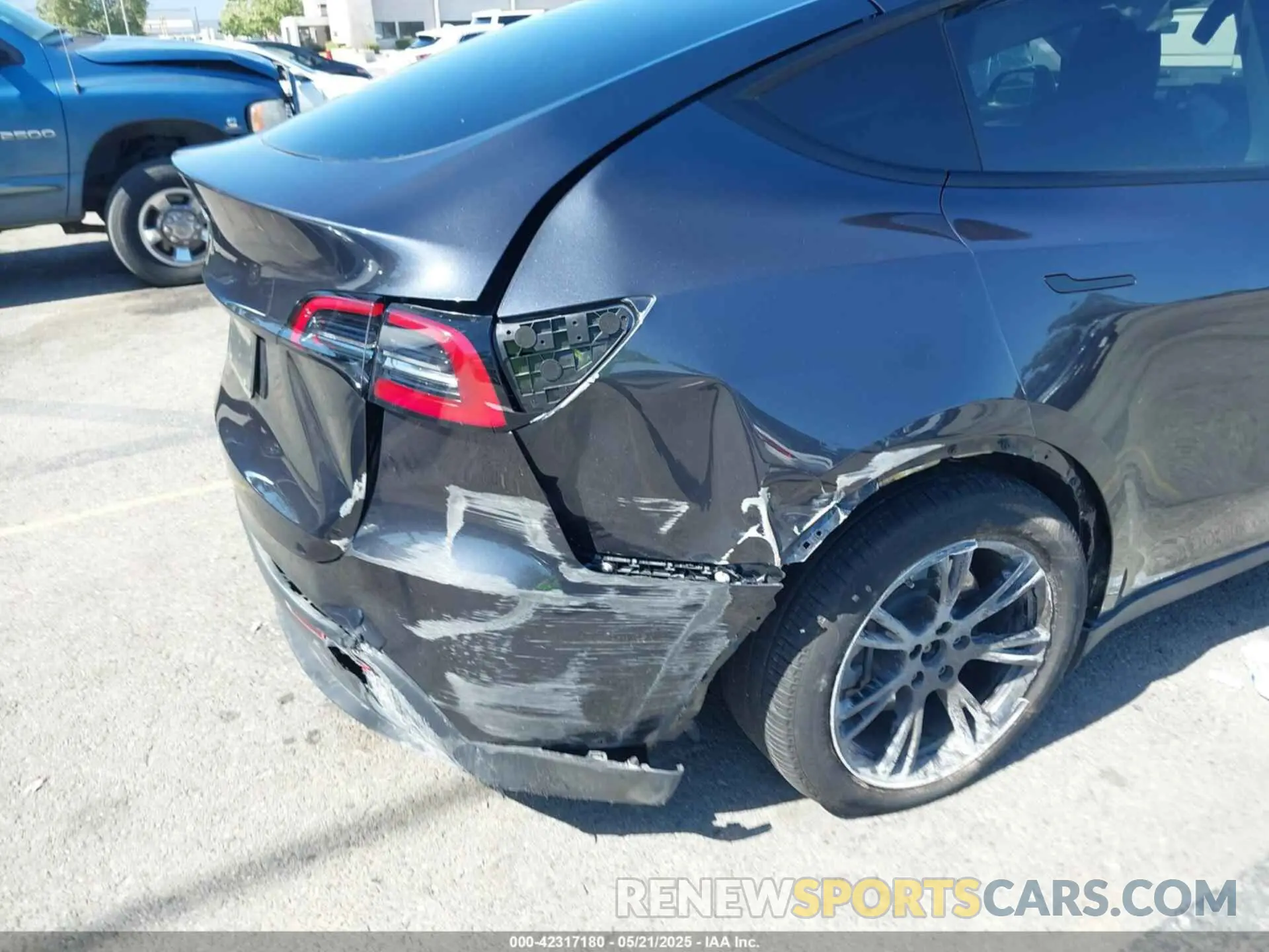 6 fotografías del automóvil dañado 7SAYGDED1SF220689 TESLA MODEL Y 2025