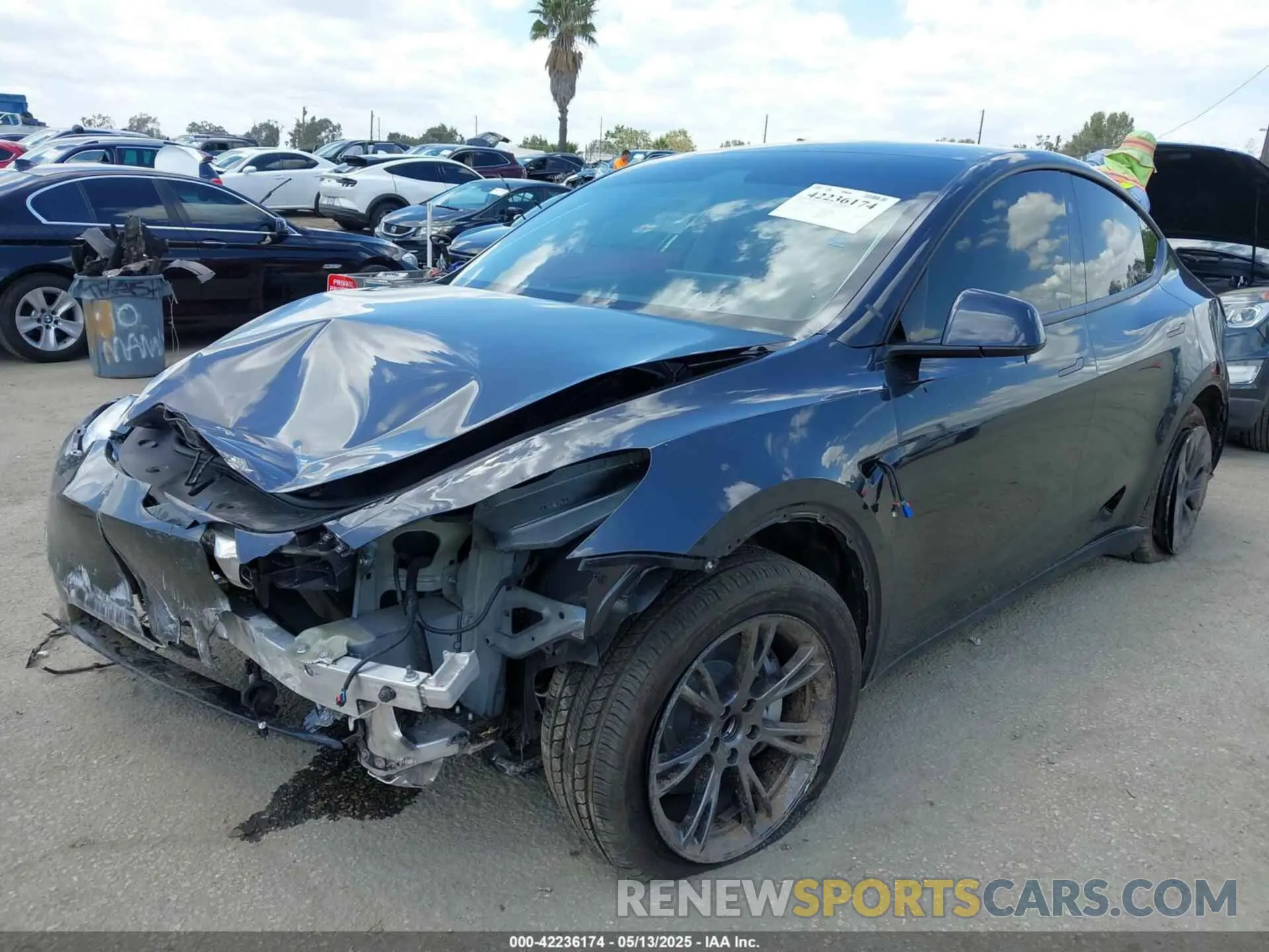 2 fotografías del automóvil dañado 7SAYGDED3SF266685 TESLA MODEL Y 2025